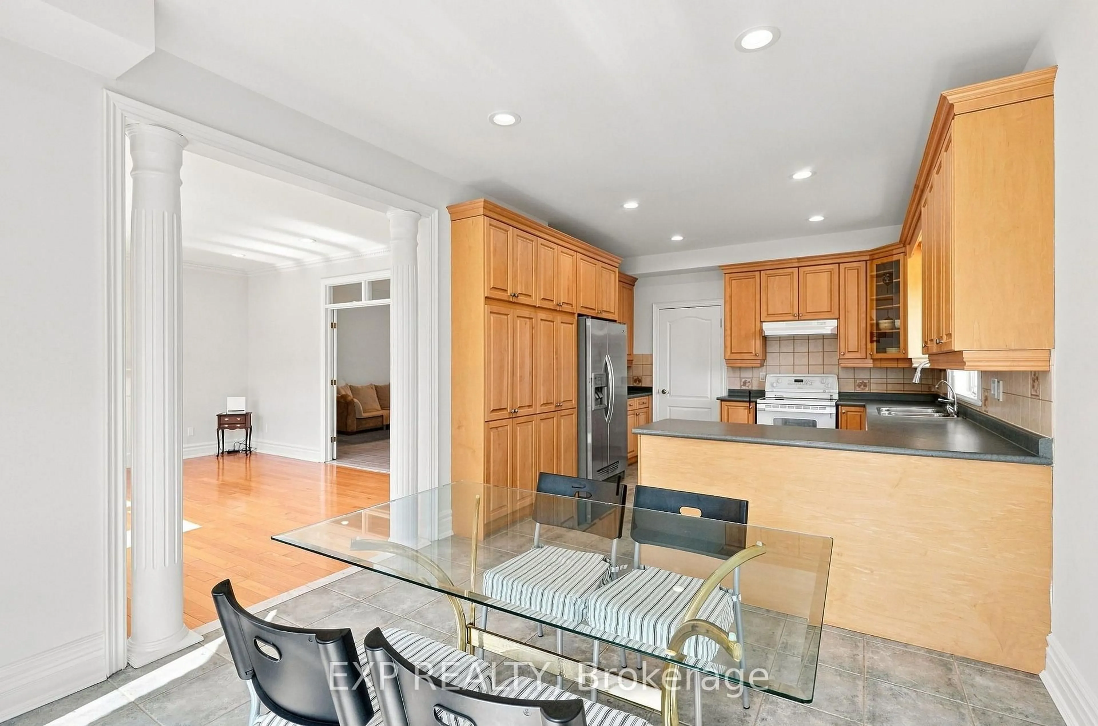 Open concept kitchen, ceramic/tile floor for 33 Valleyford Ave, Richmond Hill Ontario L4C 0A7