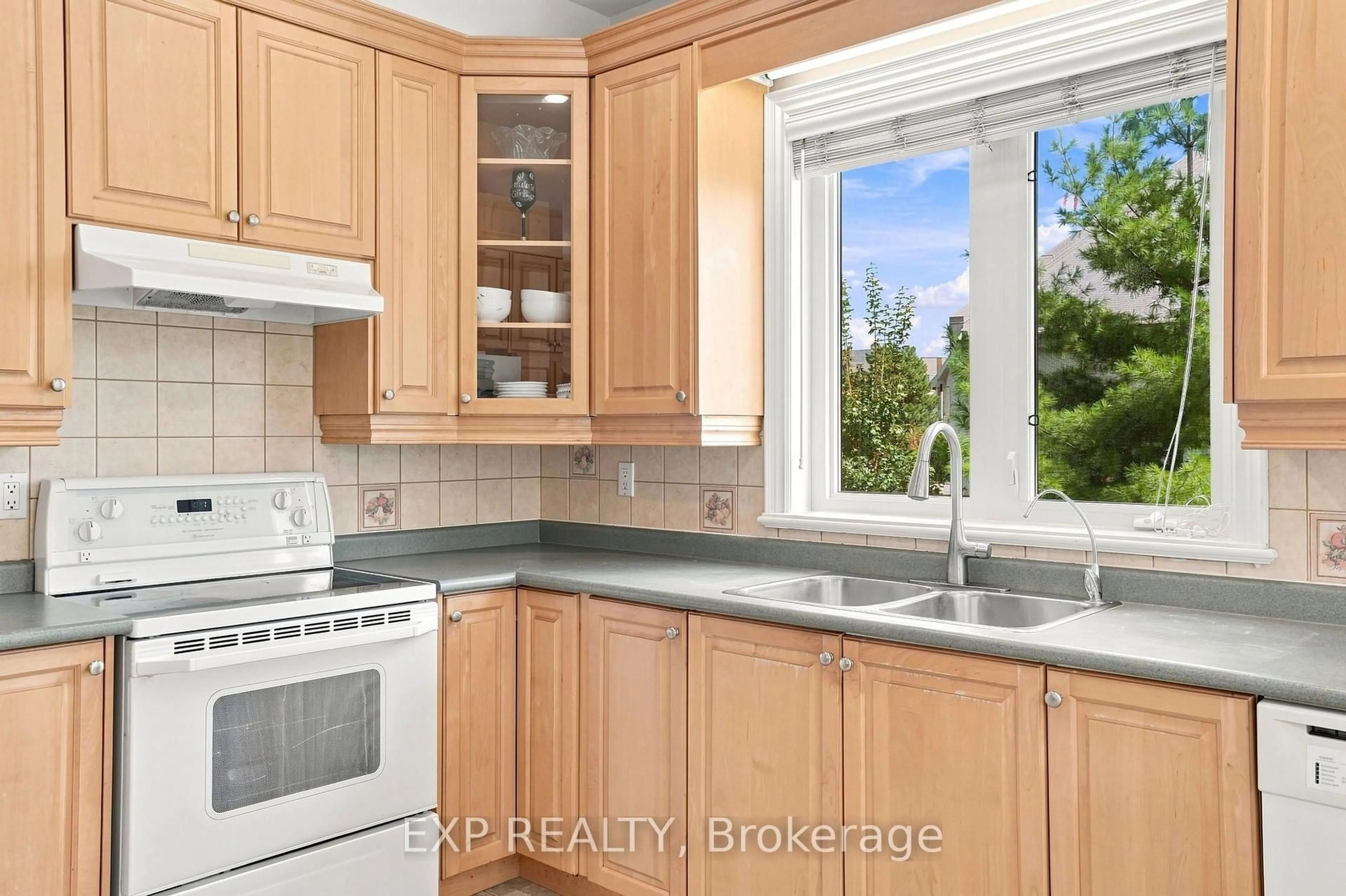 Standard kitchen, unknown for 33 Valleyford Ave, Richmond Hill Ontario L4C 0A7