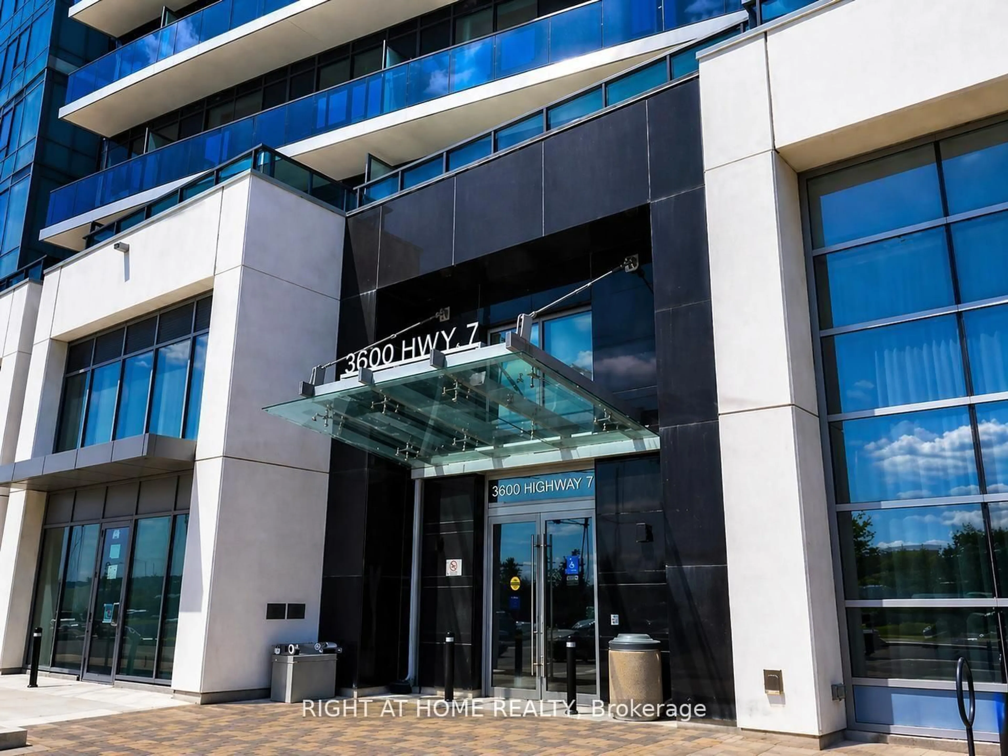 Indoor foyer for 3600 Highway 7 Rd #LPH03, Vaughan Ontario L4L 0G7