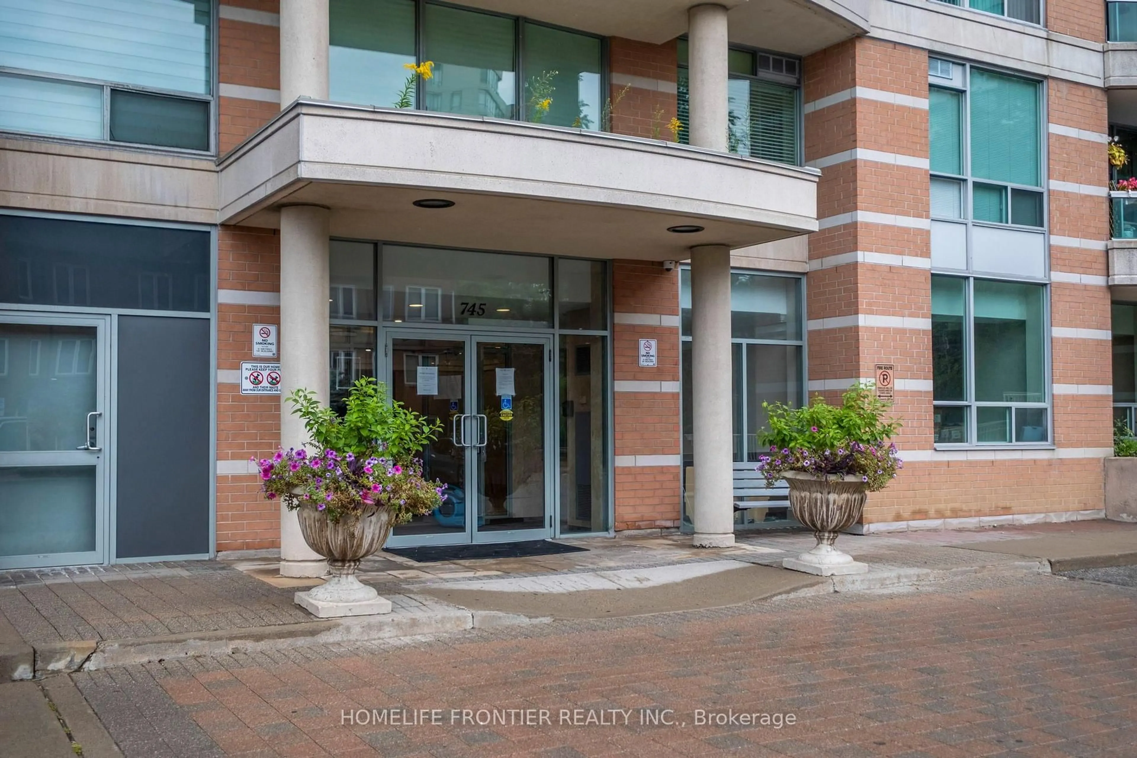 Indoor foyer for 745 New Westminster Dr #610, Vaughan Ontario L4J 8J9