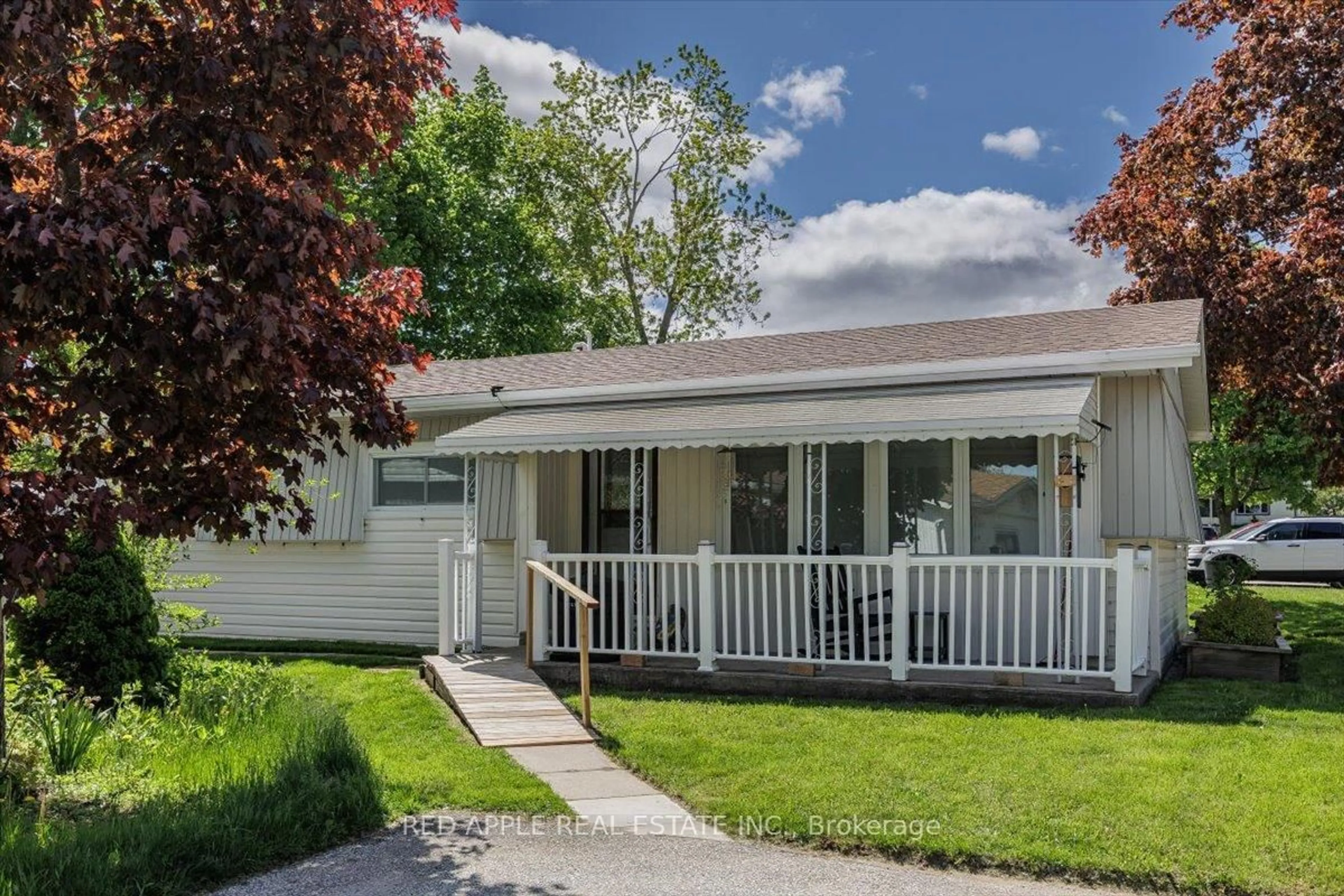 Home with vinyl exterior material, street for 30 Flora Crt, Innisfil Ontario L9S 1R4