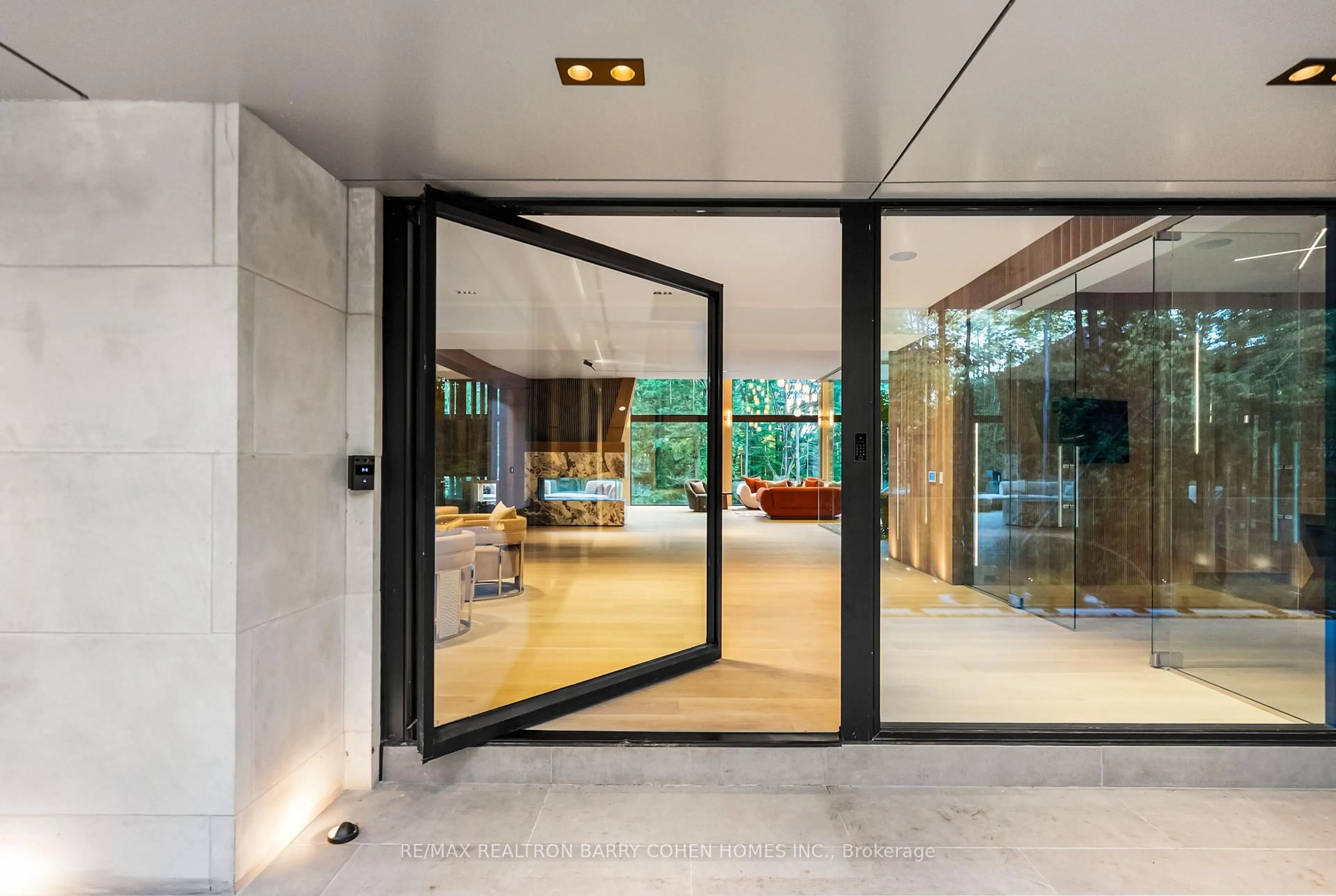 Indoor foyer for 60 Forest Ridge Rd, Richmond Hill Ontario L4E 3L8
