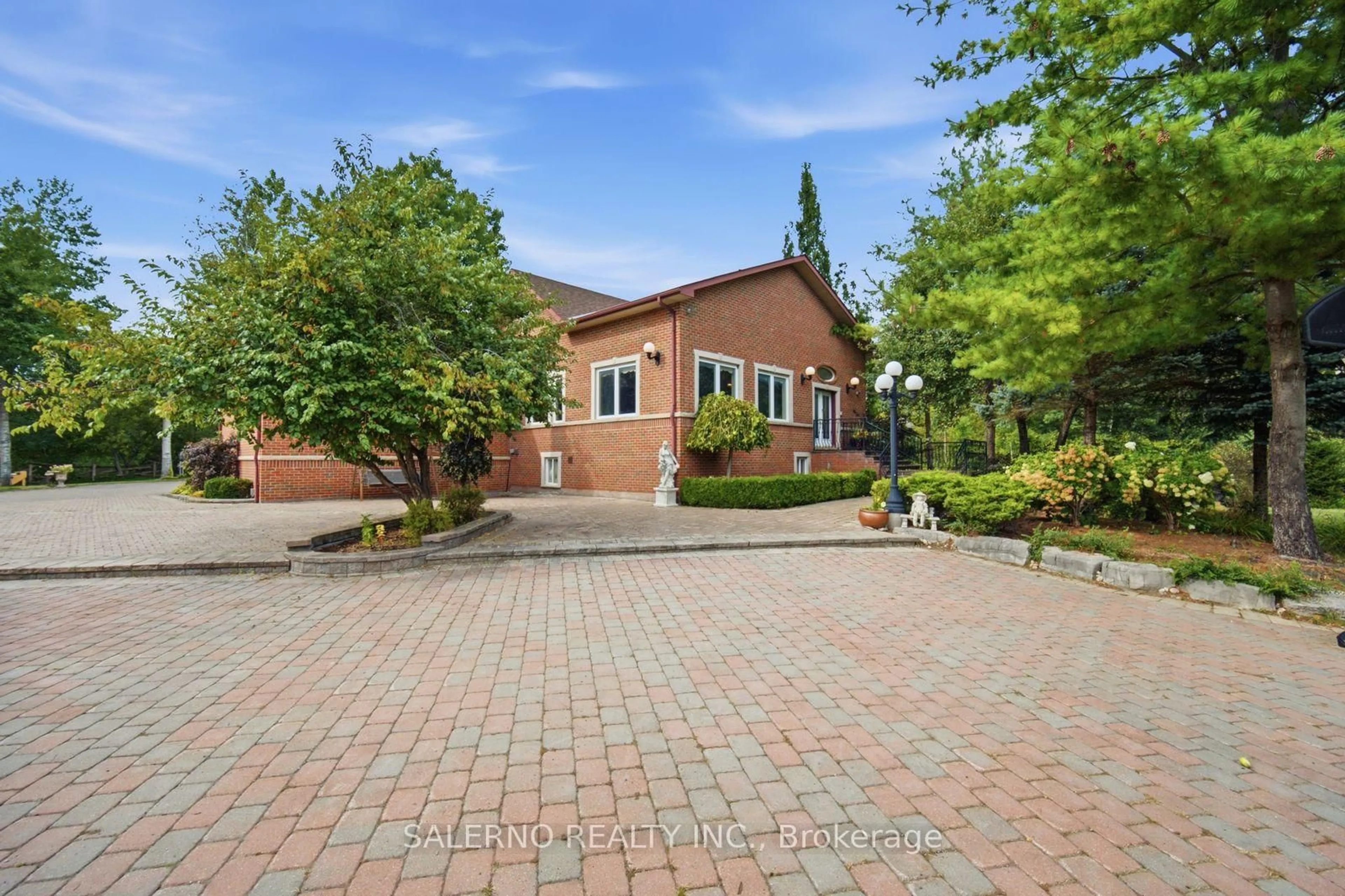 A pic from outside/outdoor area/front of a property/back of a property/a pic from drone, street for 48 Aird Crt, Georgina Ontario L0E 1A0