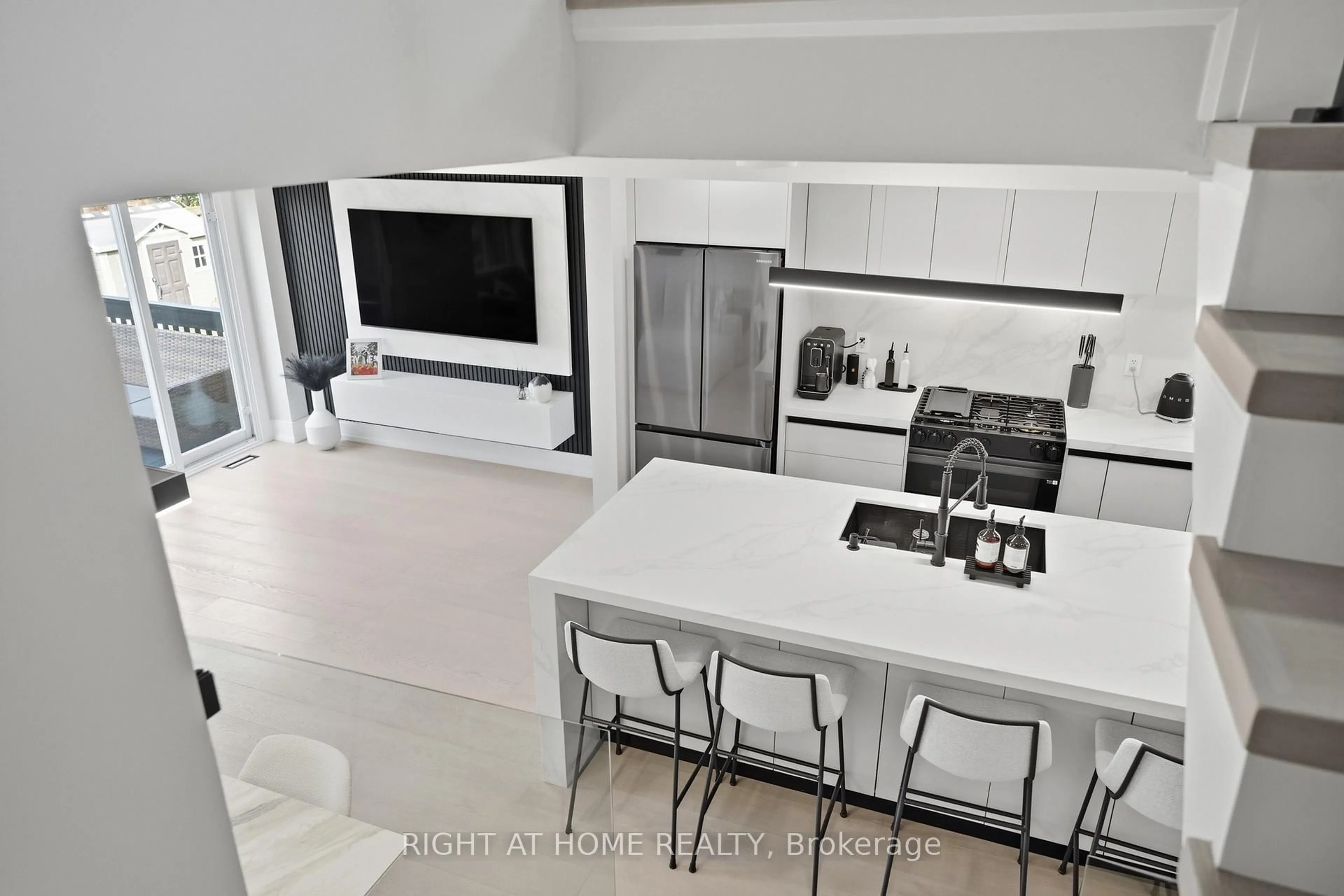 Open concept kitchen, ceramic/tile floor for 217 Rosanna Cres, Vaughan Ontario L6A 2T3