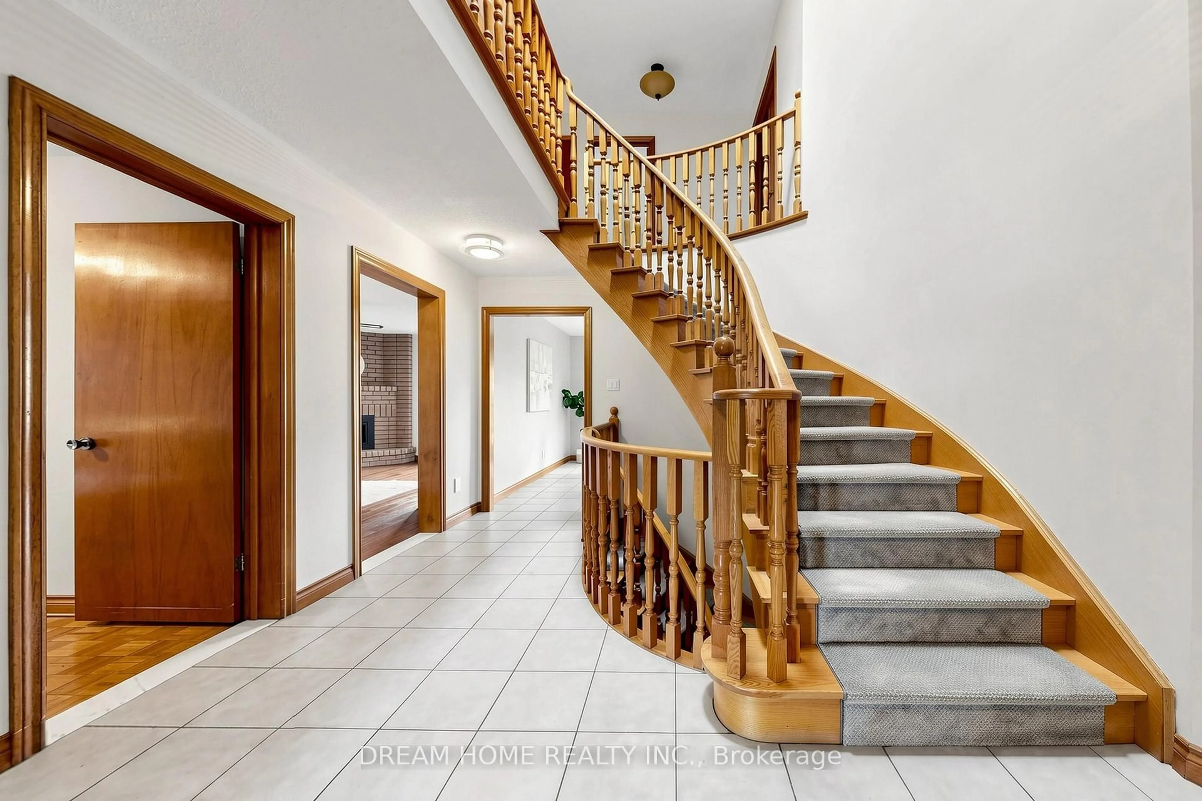 Indoor foyer for 312 Valeria Blvd, Vaughan Ontario L4L 6V7