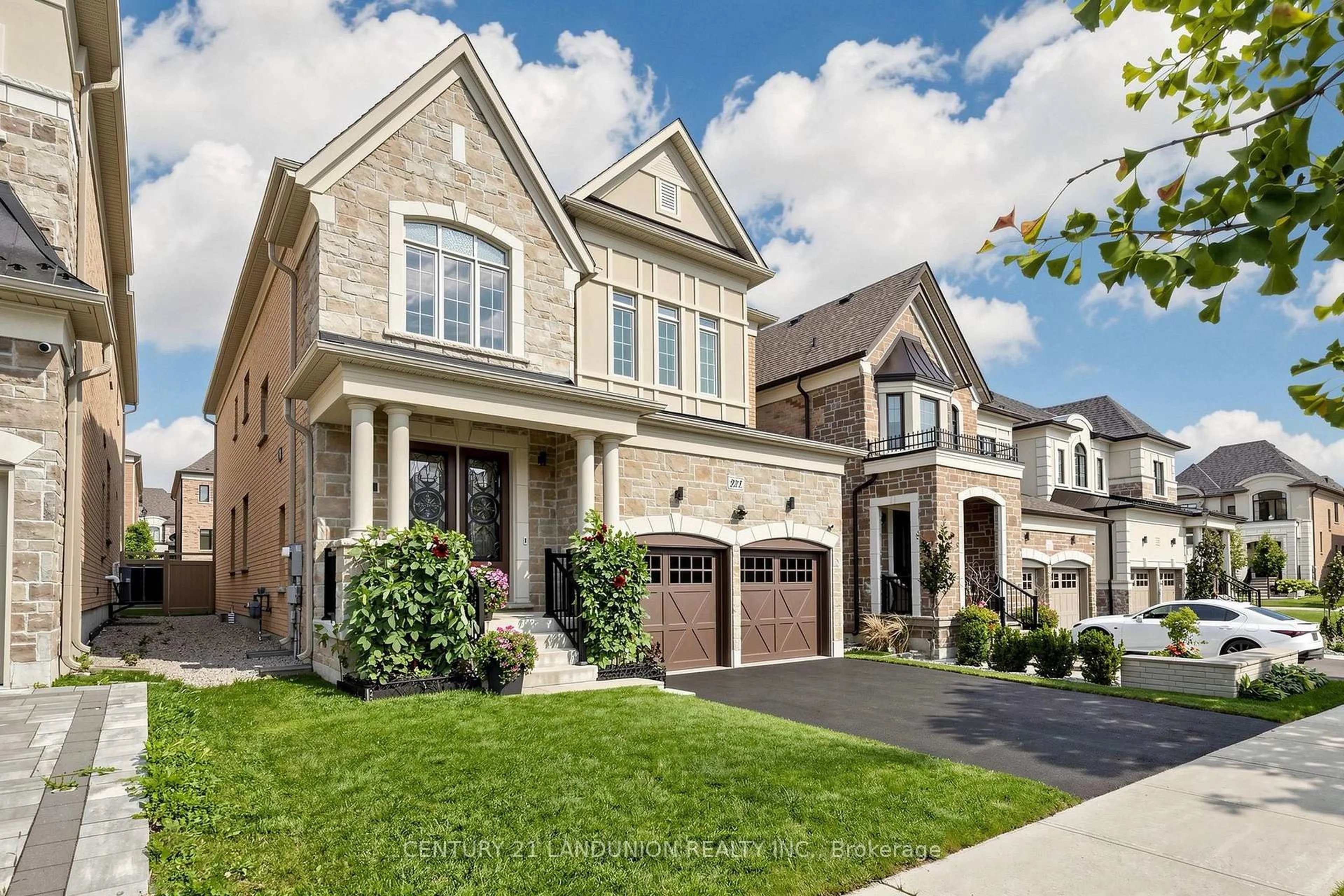 Home with brick exterior material, street for 211 Touch Gold Cres, Aurora Ontario L4G 3X4