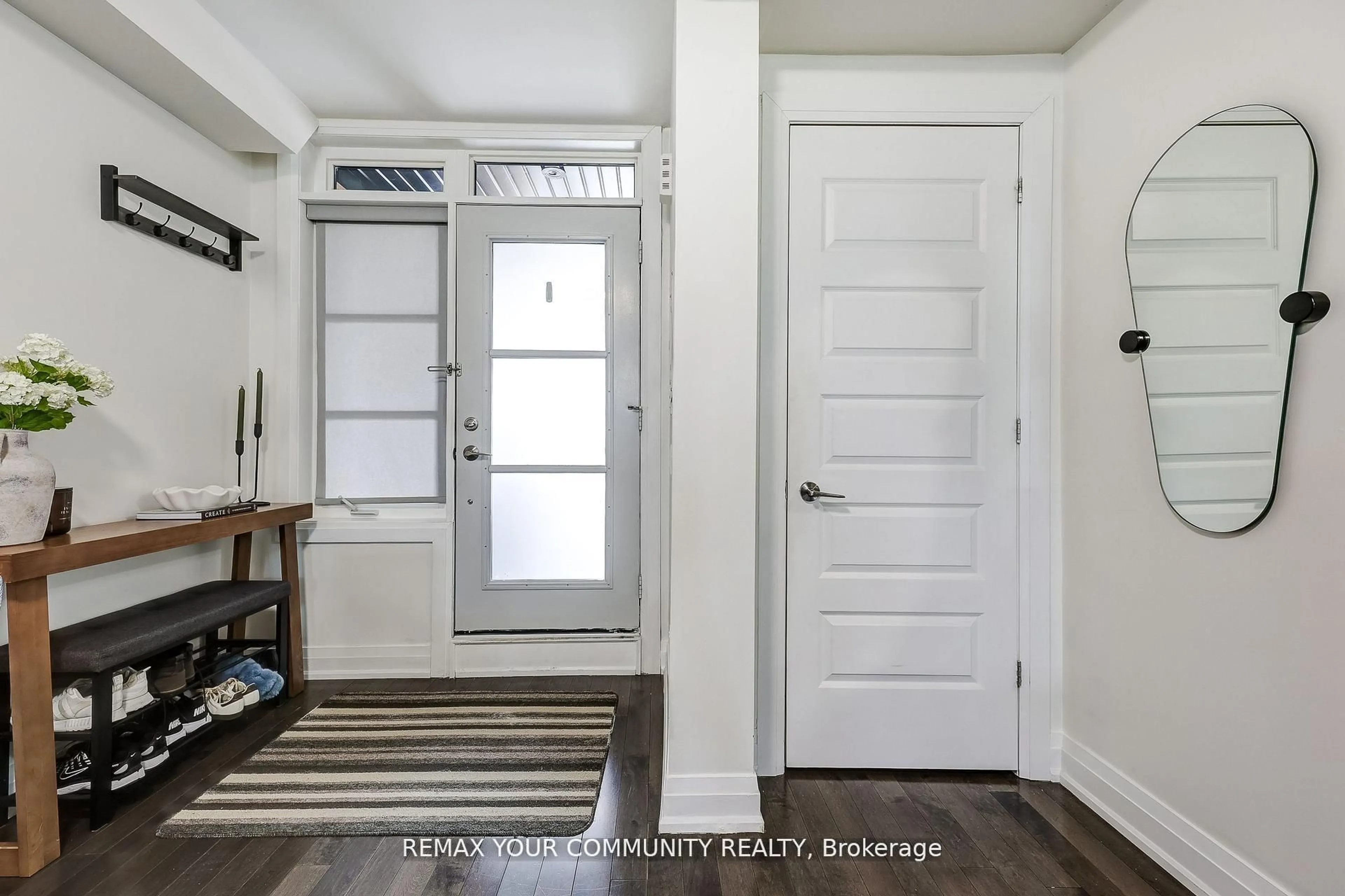 Indoor entryway for 8169 Kipling Ave #29, Vaughan Ontario L4L 0G4