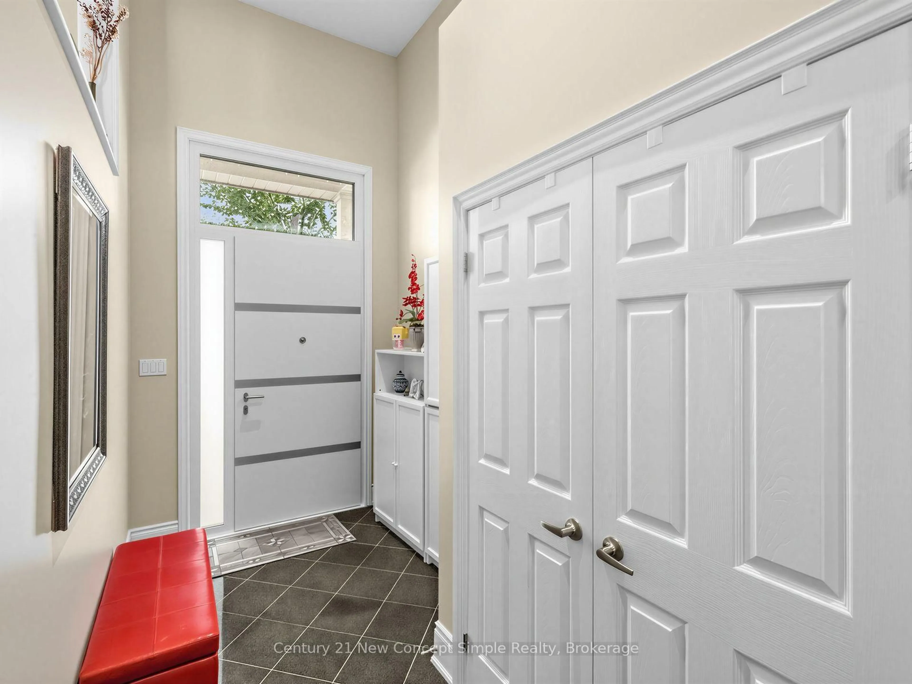 Indoor entryway for 161 Townsgate Dr, Vaughan Ontario L4J 8J5