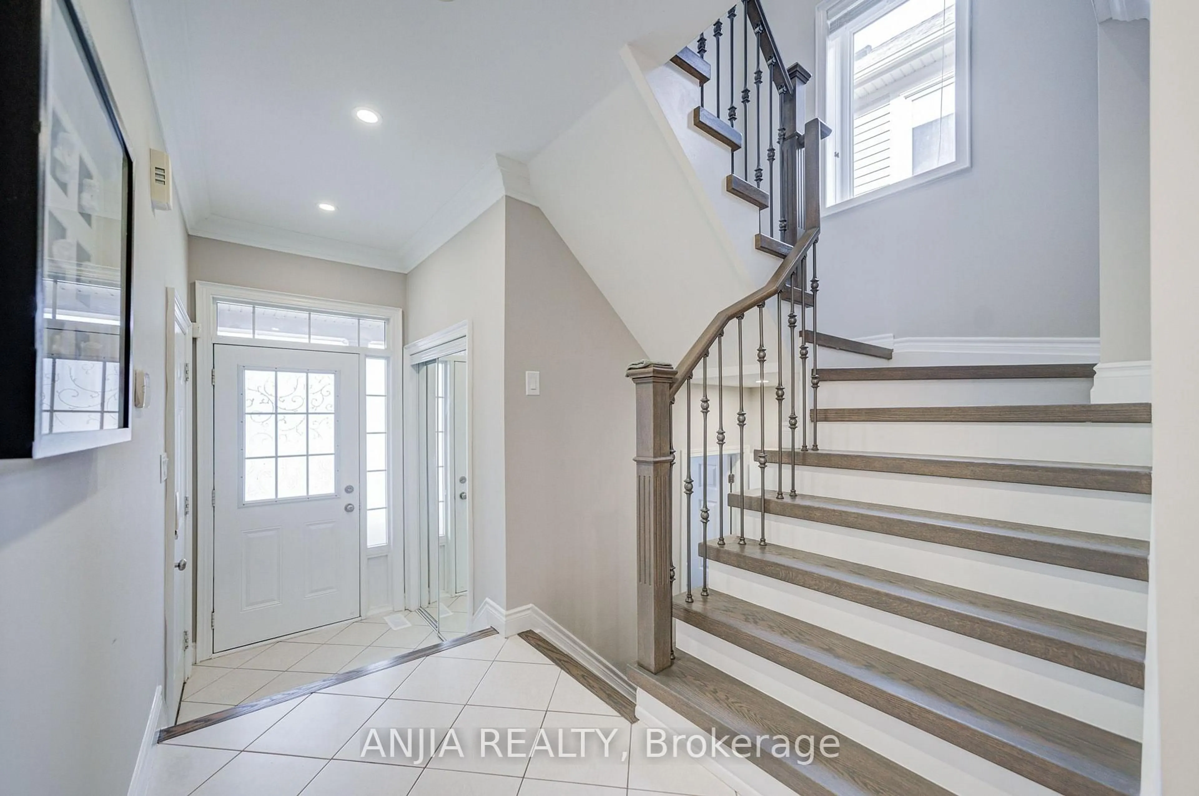 Indoor entryway for 30 Elmeade Lane, Whitchurch-Stouffville Ontario L4A 0P6