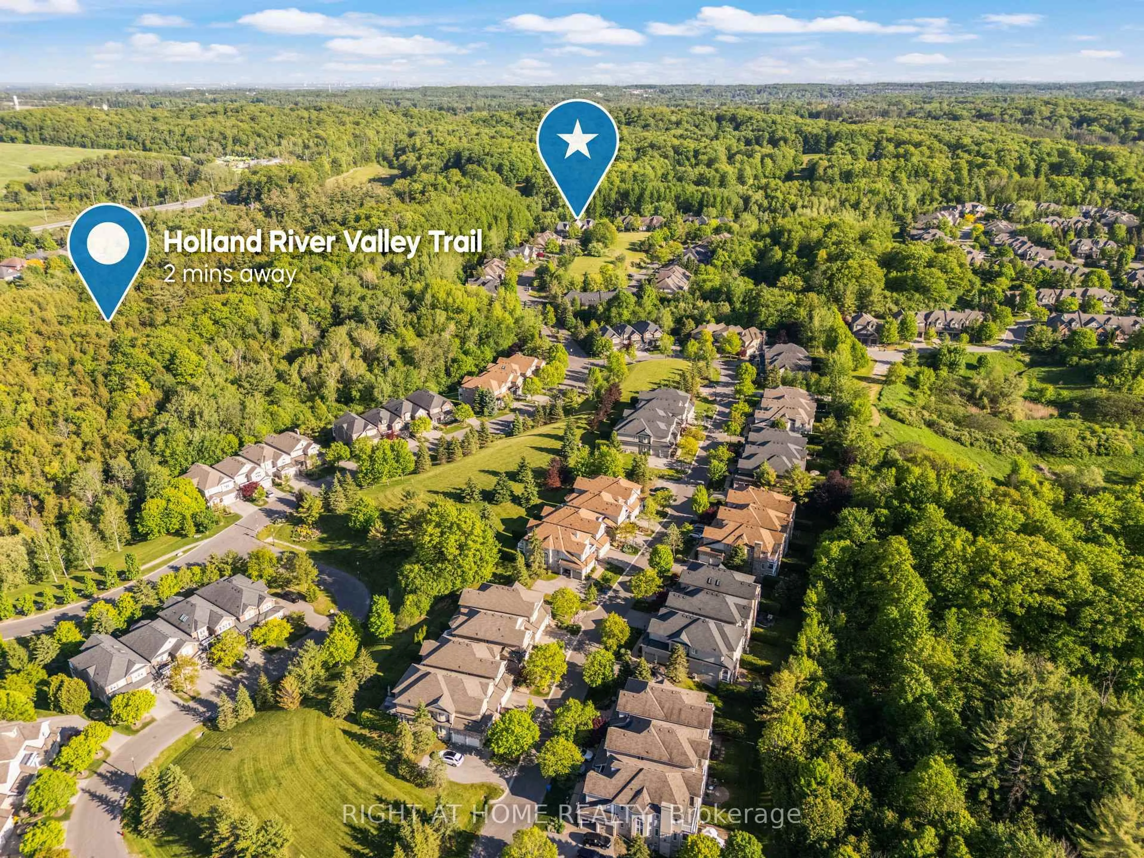 A pic from outside/outdoor area/front of a property/back of a property/a pic from drone, unknown for 405 Crossing Bridge Pl #5B, Aurora Ontario L4G 7N1