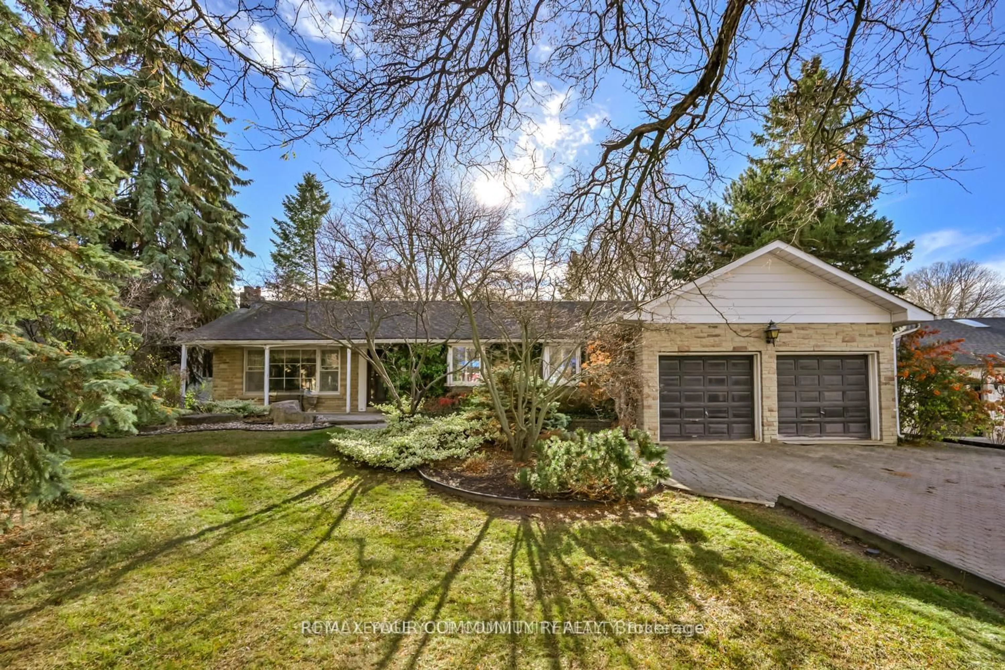 A pic from outside/outdoor area/front of a property/back of a property/a pic from drone, street for 23 Denham Dr, Richmond Hill Ontario L4C 6H6