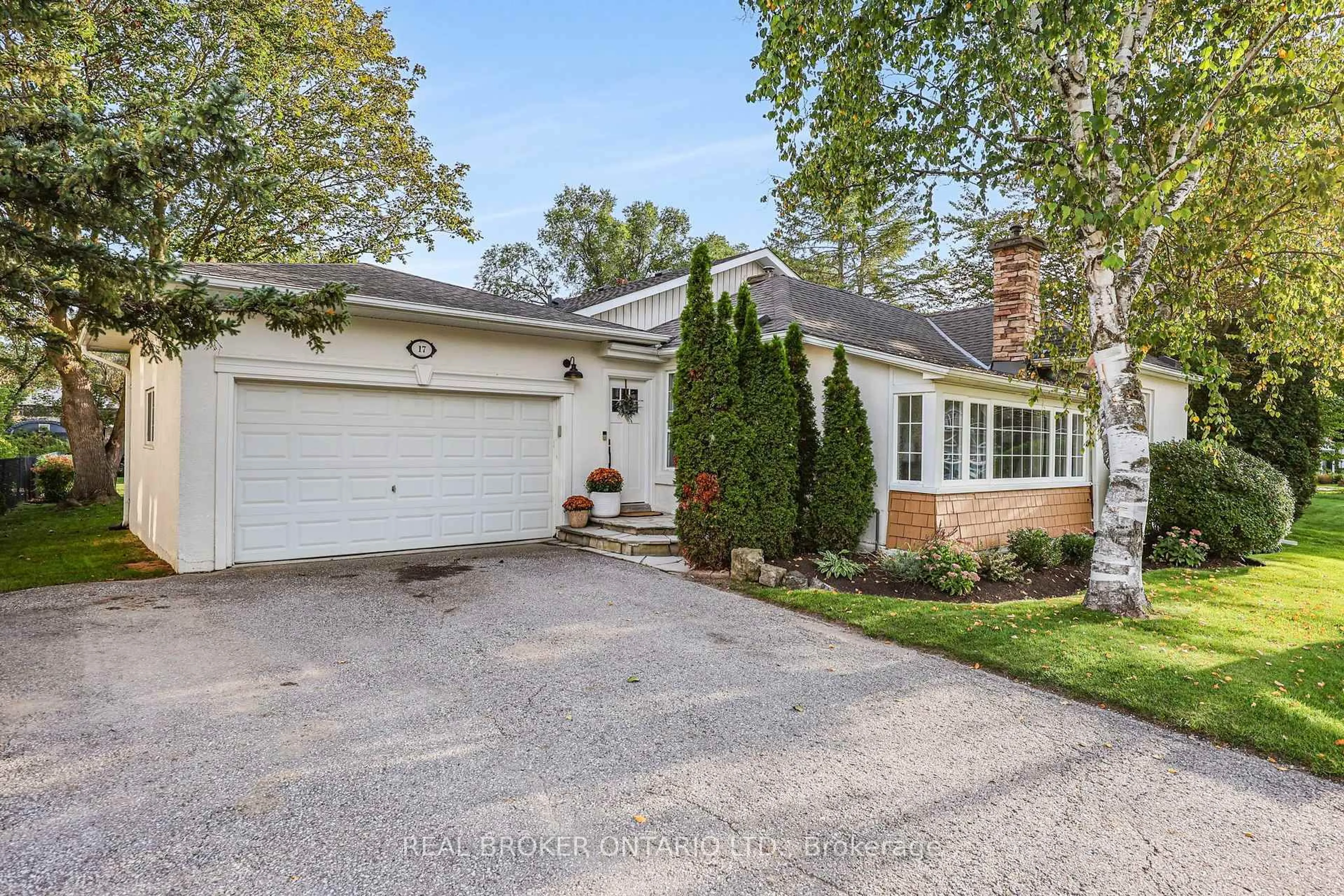 Home with brick exterior material, street for 17 Mill St, East Gwillimbury Ontario L0G 1M0
