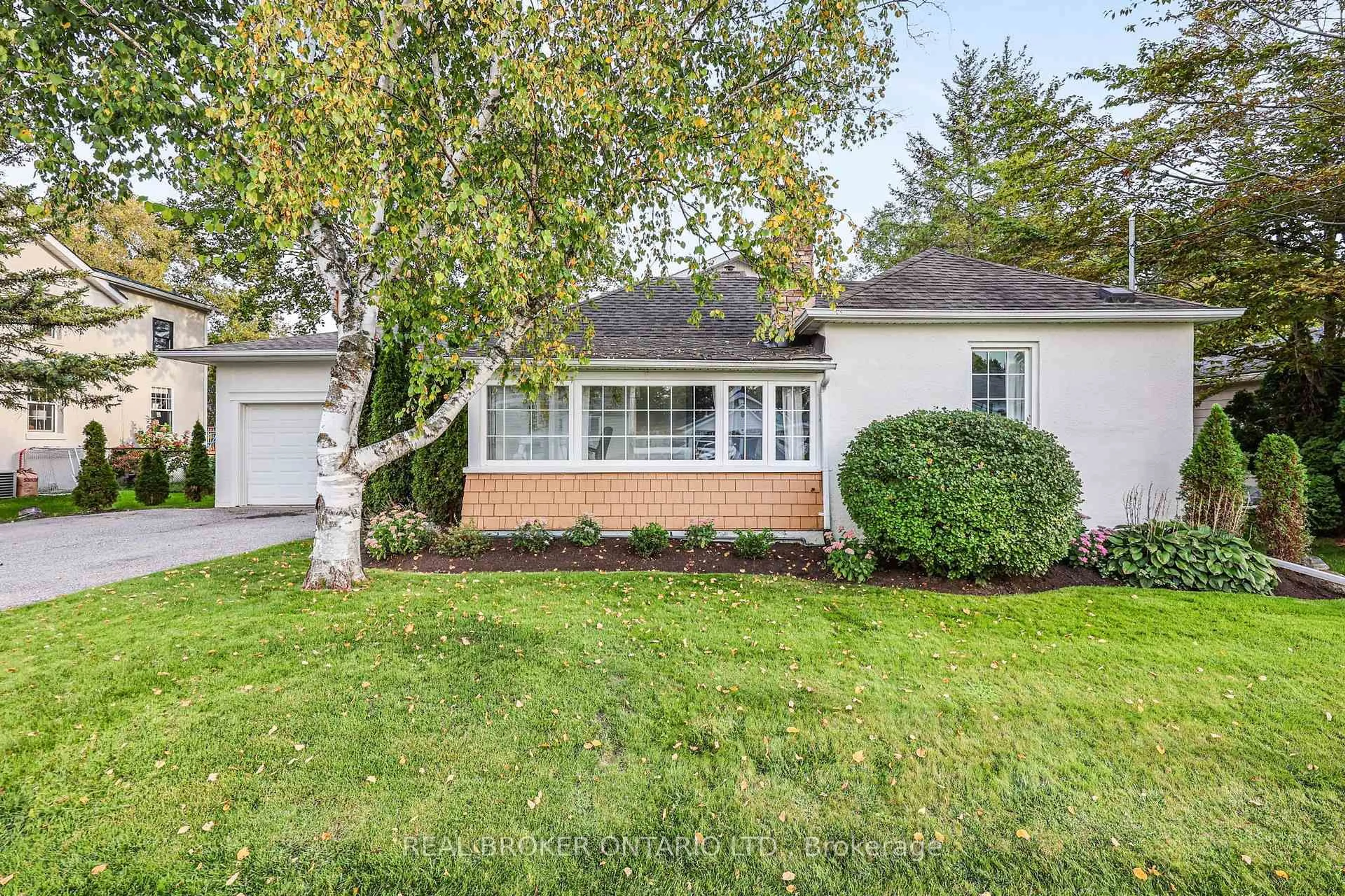 Home with vinyl exterior material, street for 17 Mill St, East Gwillimbury Ontario L0G 1M0