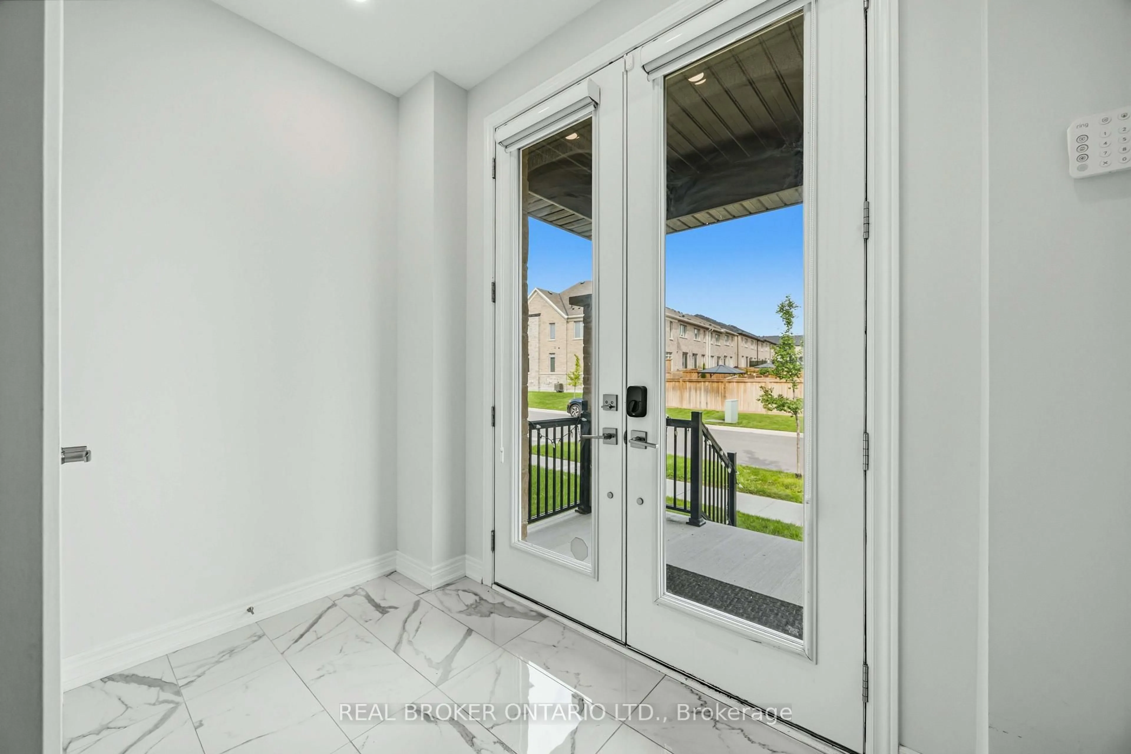 Indoor entryway for 12 Seedling Cres, Whitchurch-Stouffville Ontario L4A 4V4
