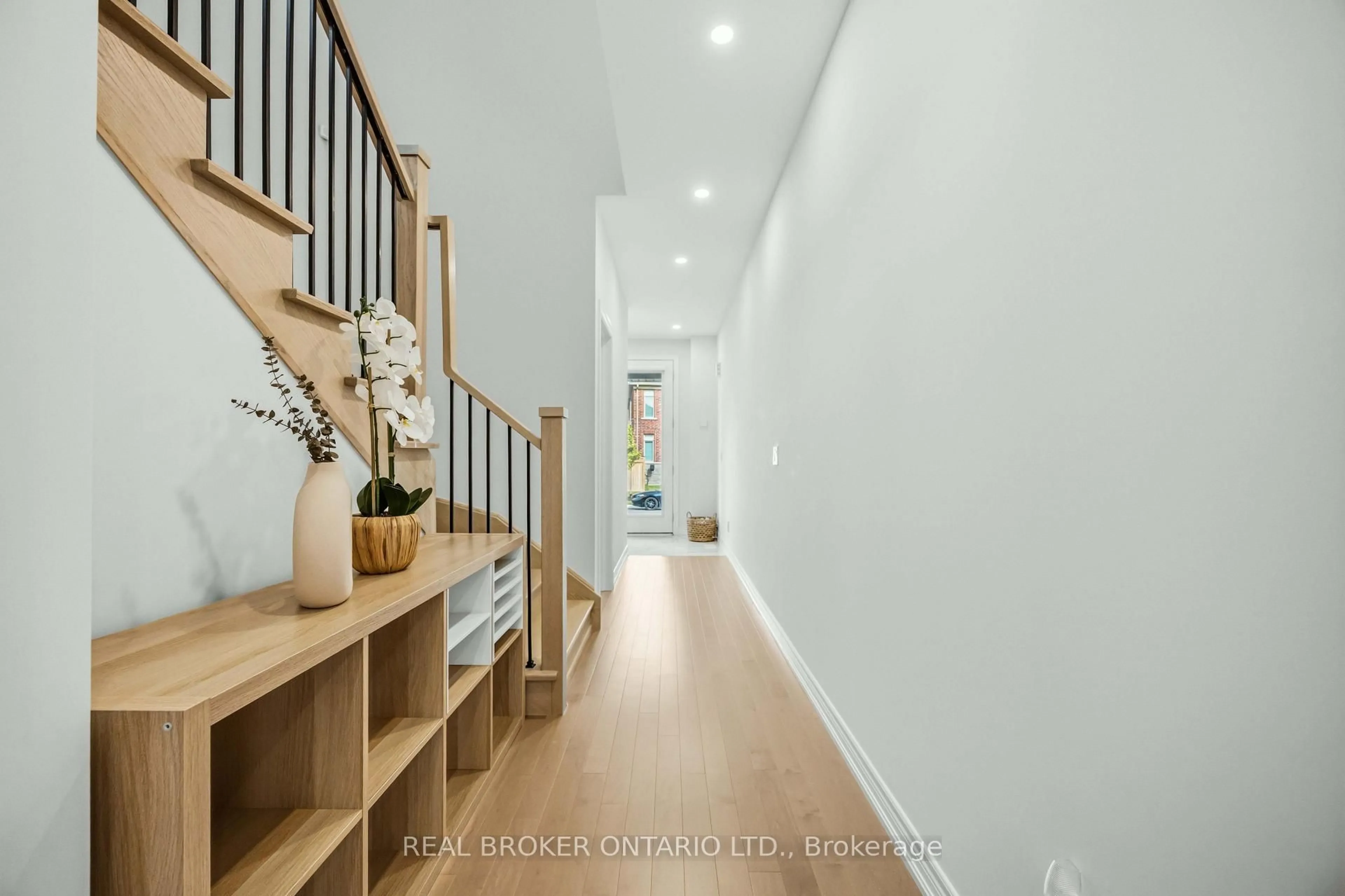 Indoor entryway for 12 Seedling Cres, Whitchurch-Stouffville Ontario L4A 4V4