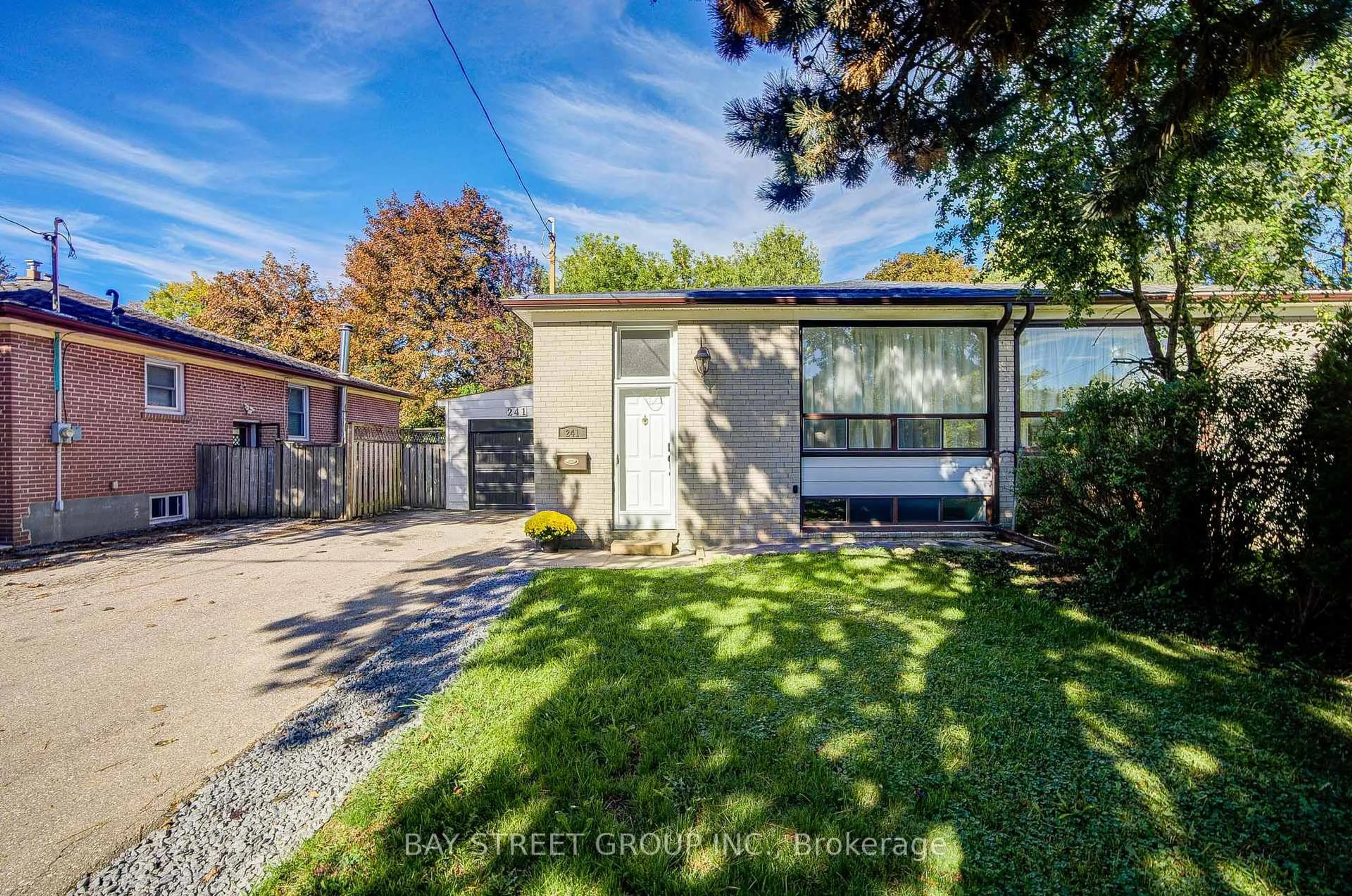 A pic from outside/outdoor area/front of a property/back of a property/a pic from drone, street for 241 Taylor Mills Dr, Richmond Hill Ontario L4C 2T8