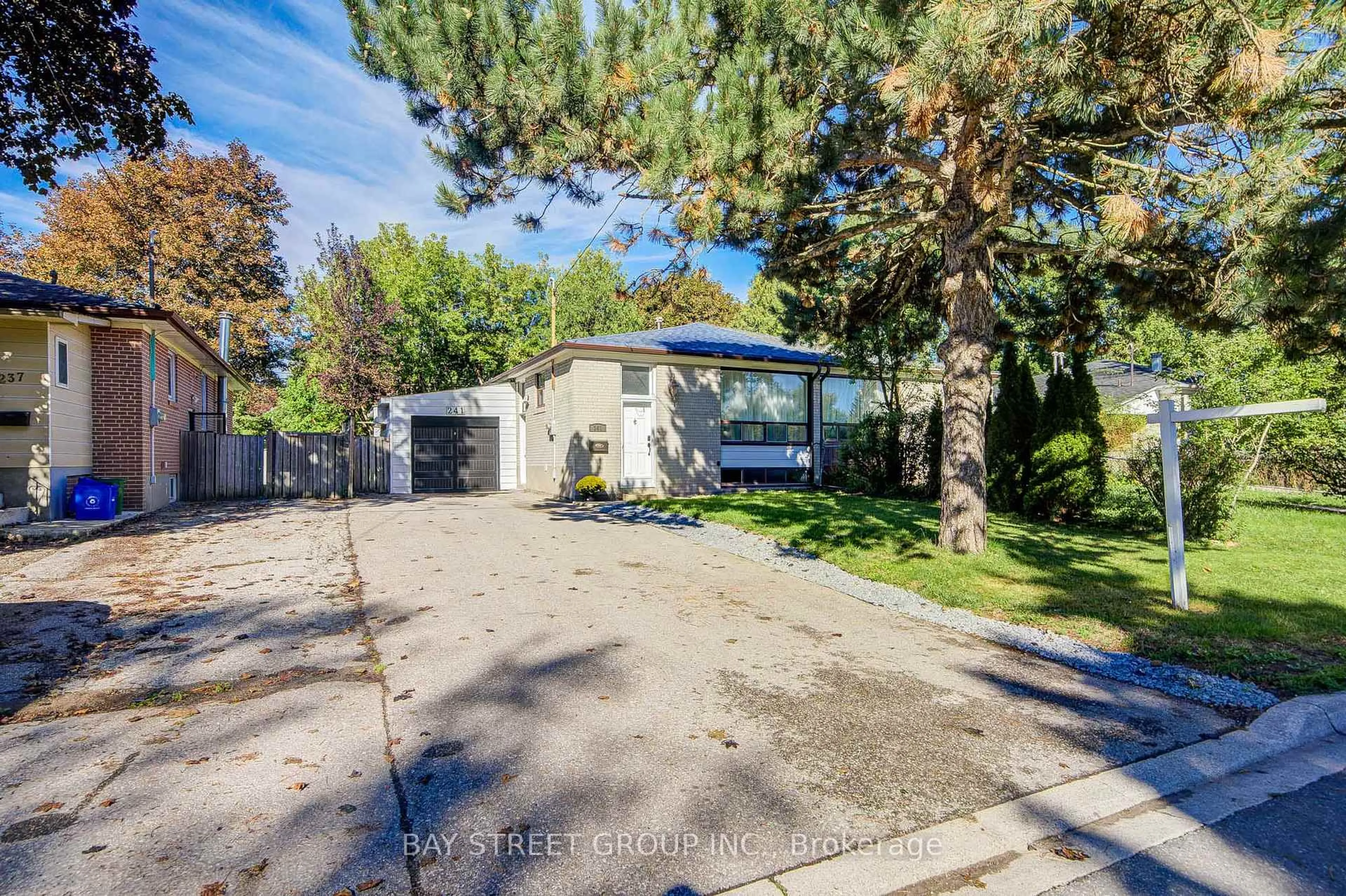 A pic from outside/outdoor area/front of a property/back of a property/a pic from drone, street for 241 Taylor Mills Dr, Richmond Hill Ontario L4C 2T8