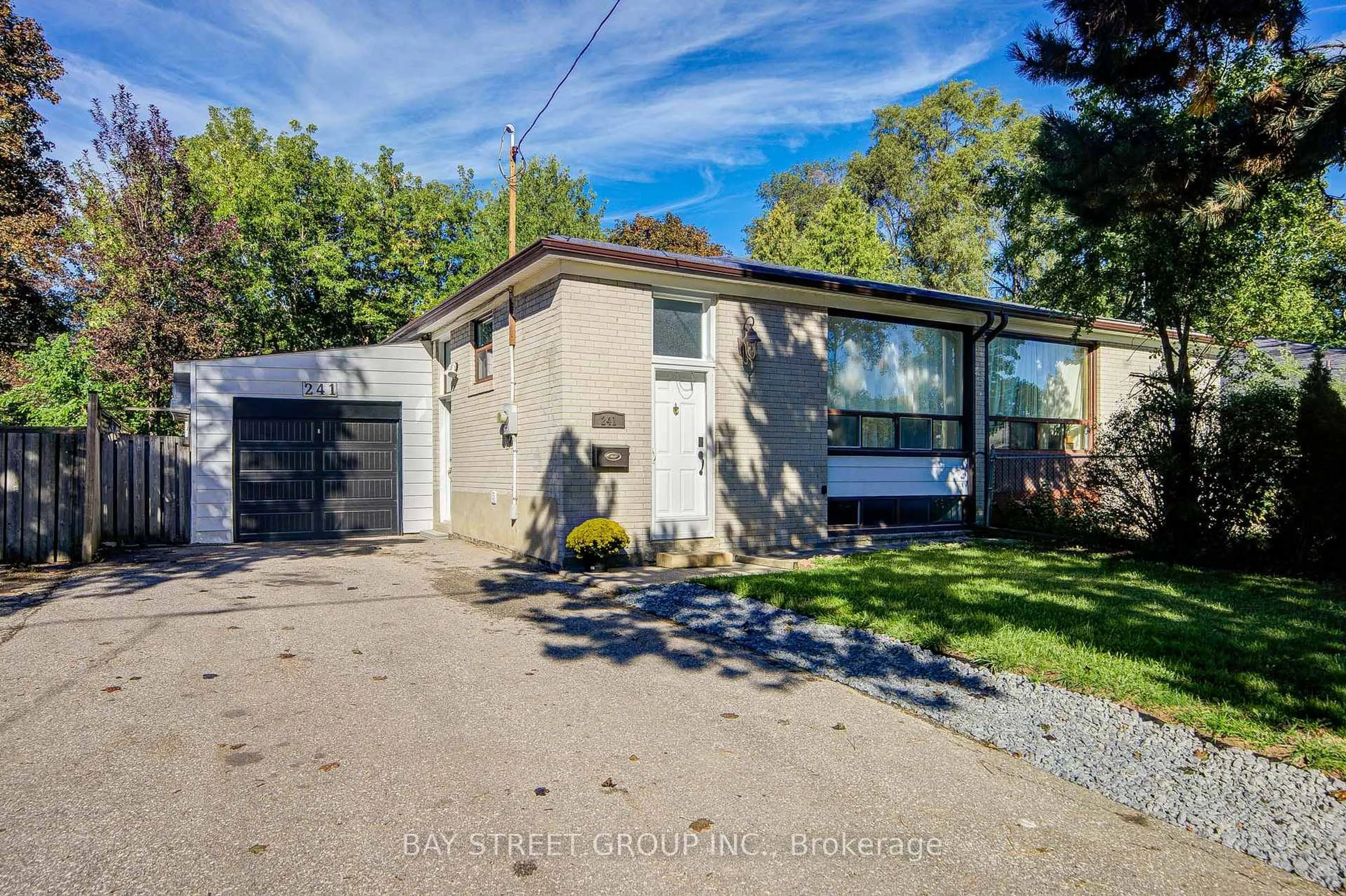 A pic from outside/outdoor area/front of a property/back of a property/a pic from drone, street for 241 Taylor Mills Dr, Richmond Hill Ontario L4C 2T8