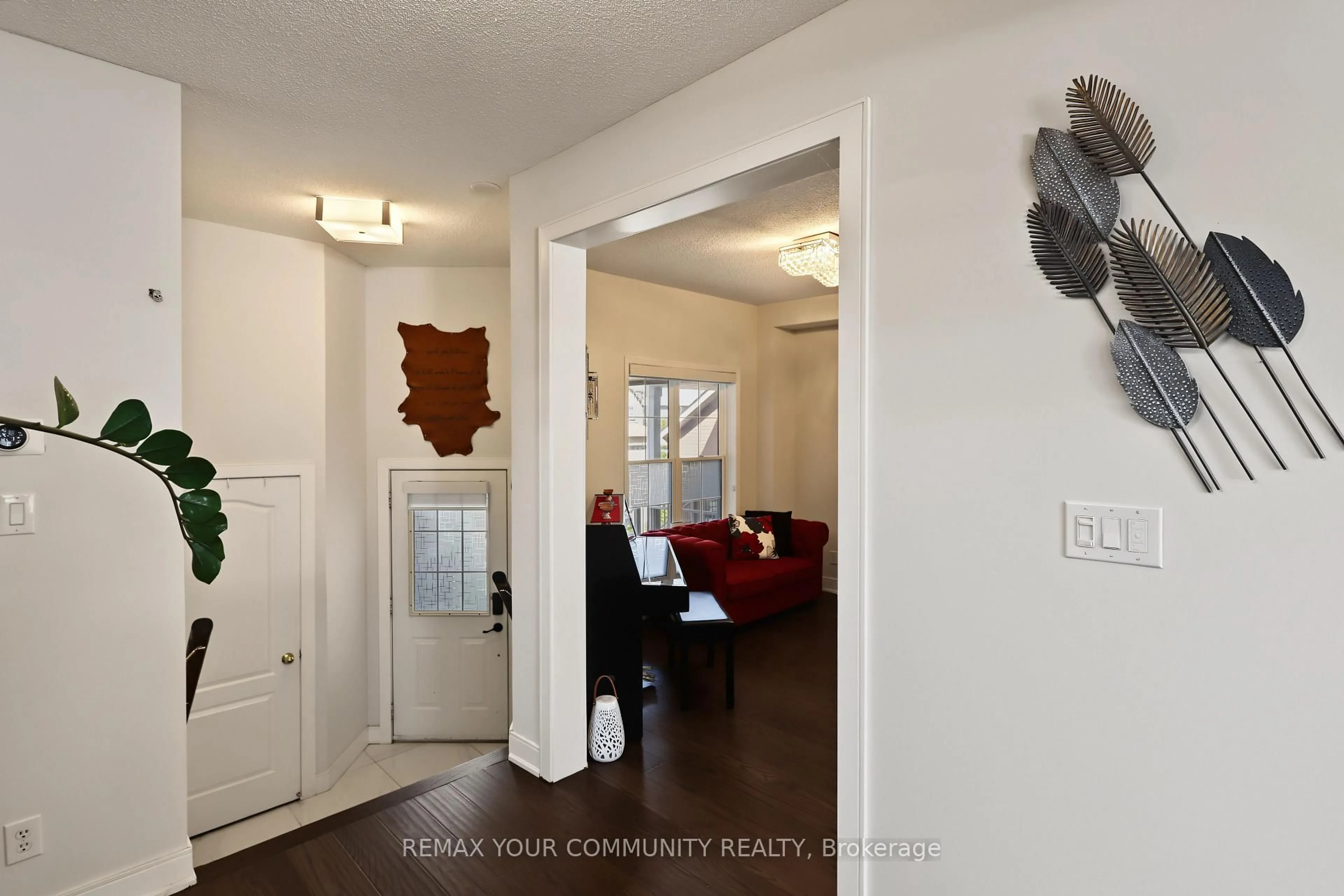 Indoor entryway for 21 English Oak Dr, Richmond Hill Ontario L4E 3W1