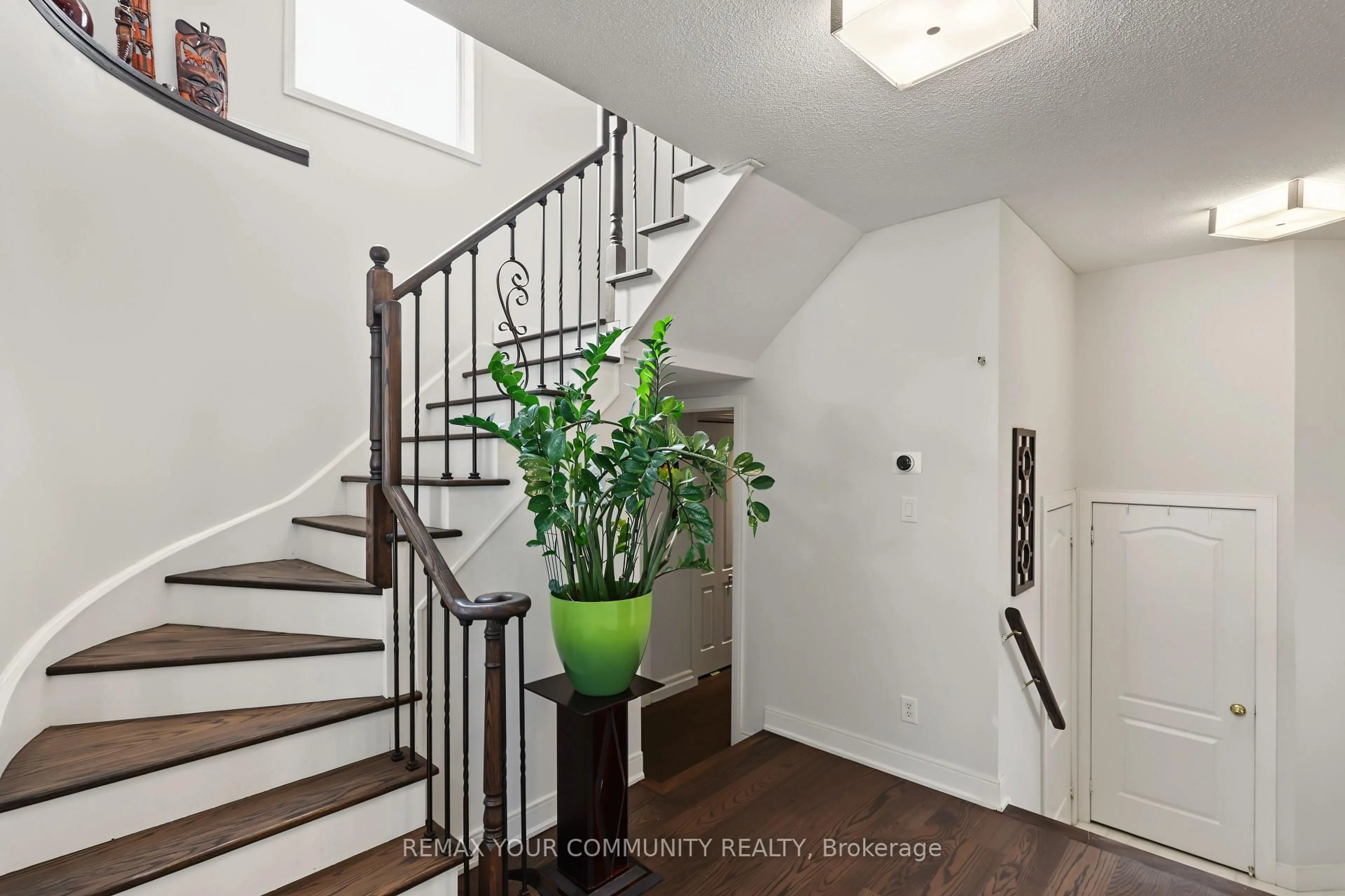 Indoor entryway for 21 English Oak Dr, Richmond Hill Ontario L4E 3W1