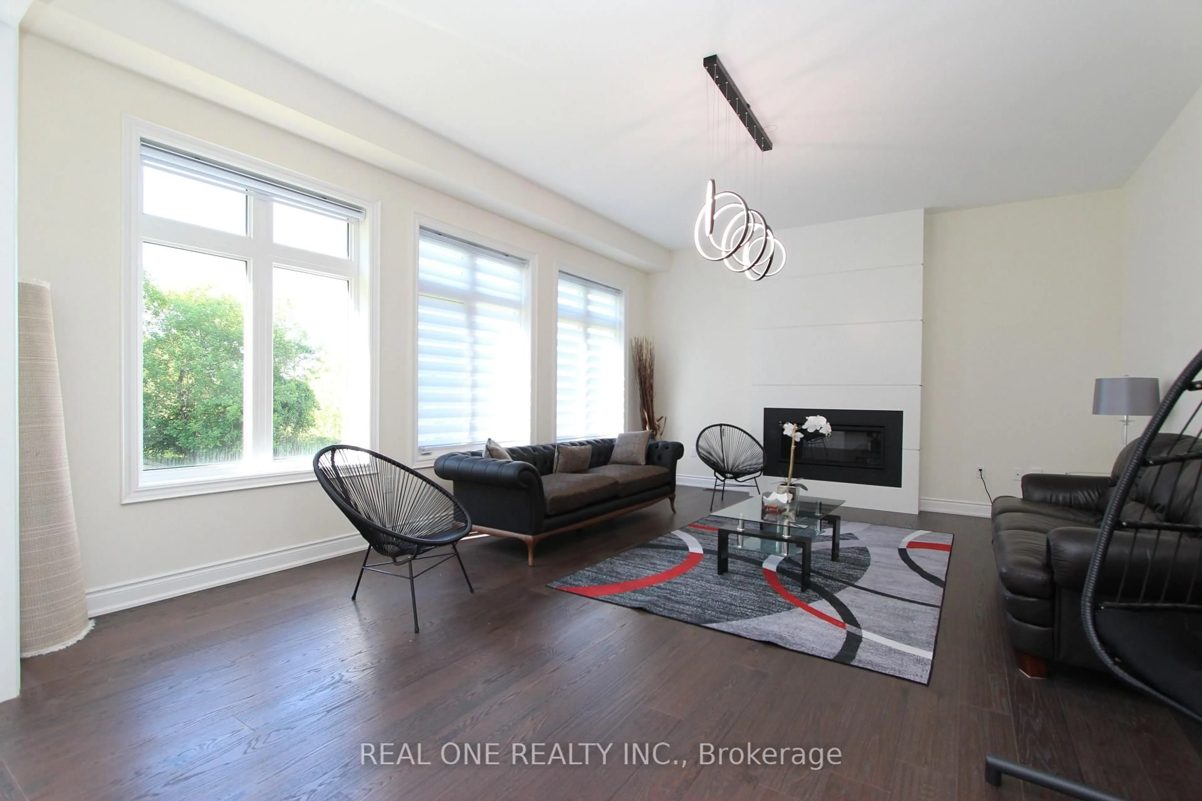 Living room with furniture, unknown for 108 Silk Twist Dr, East Gwillimbury Ontario L9N 0W4
