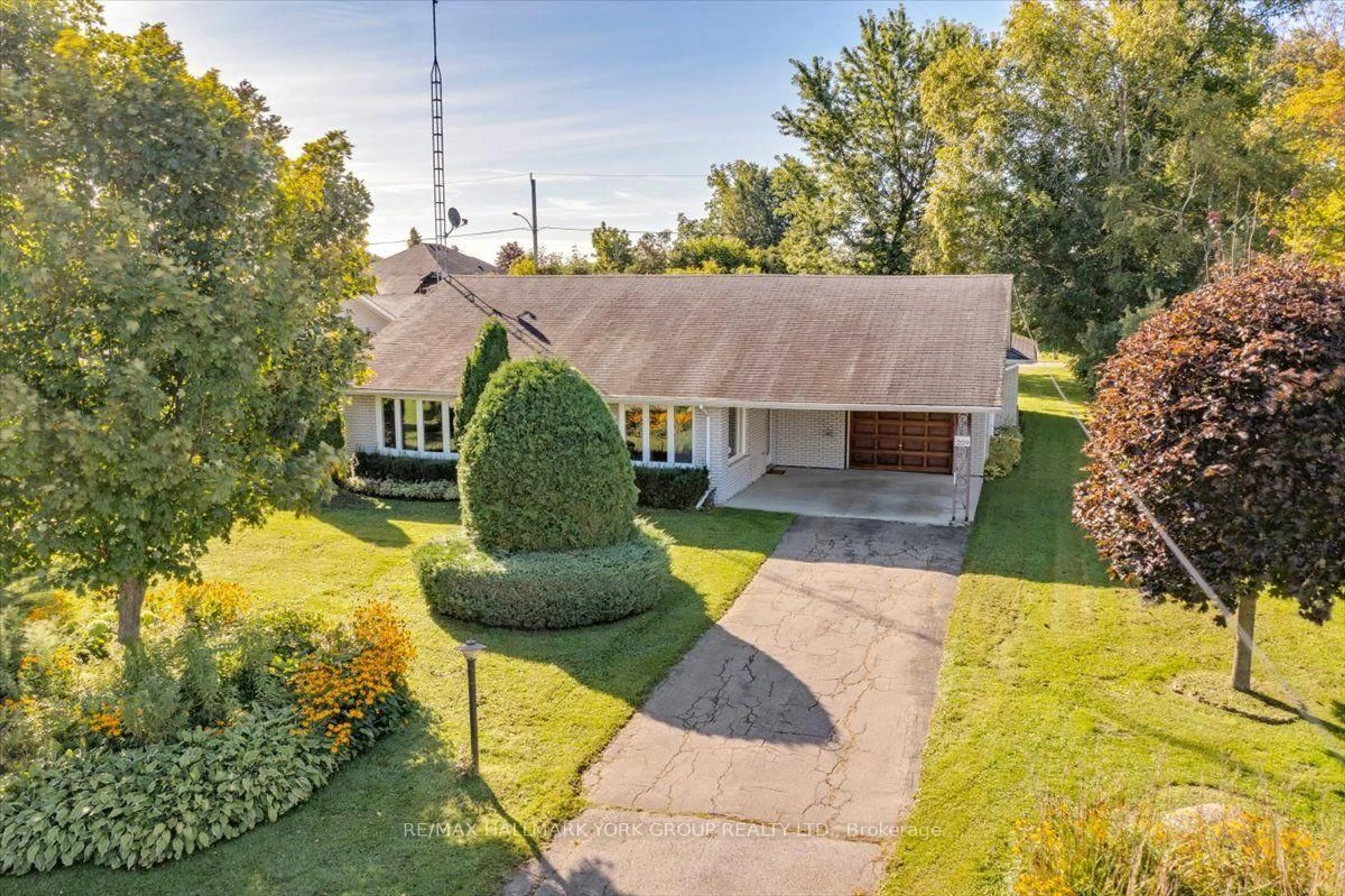 A pic from outside/outdoor area/front of a property/back of a property/a pic from drone, street for 209 South Channel Dr, Georgina Ontario L4P 2N4