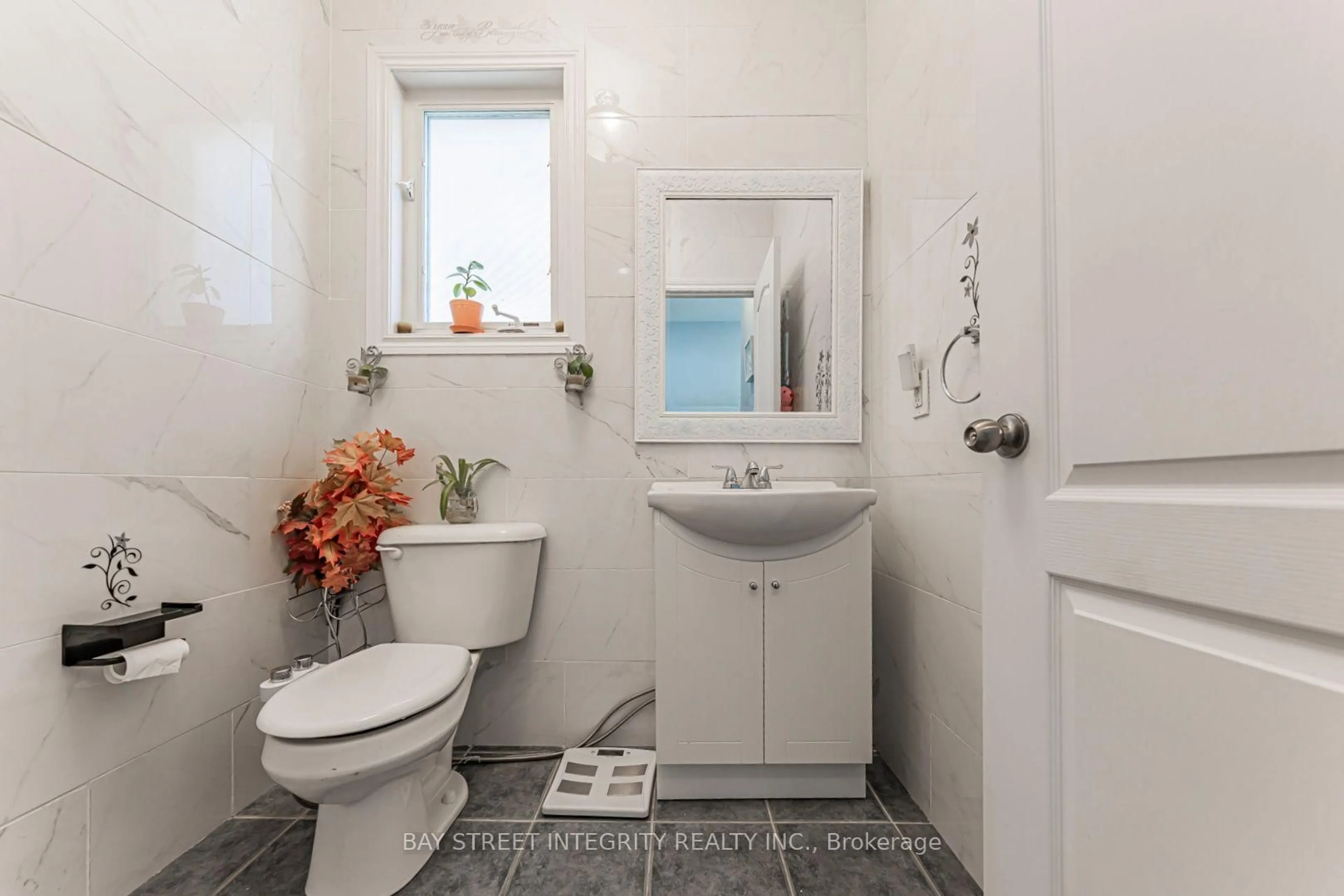 Standard bathroom, ceramic/tile floor for 221 Woodspring Ave, Newmarket Ontario L3X 3J4