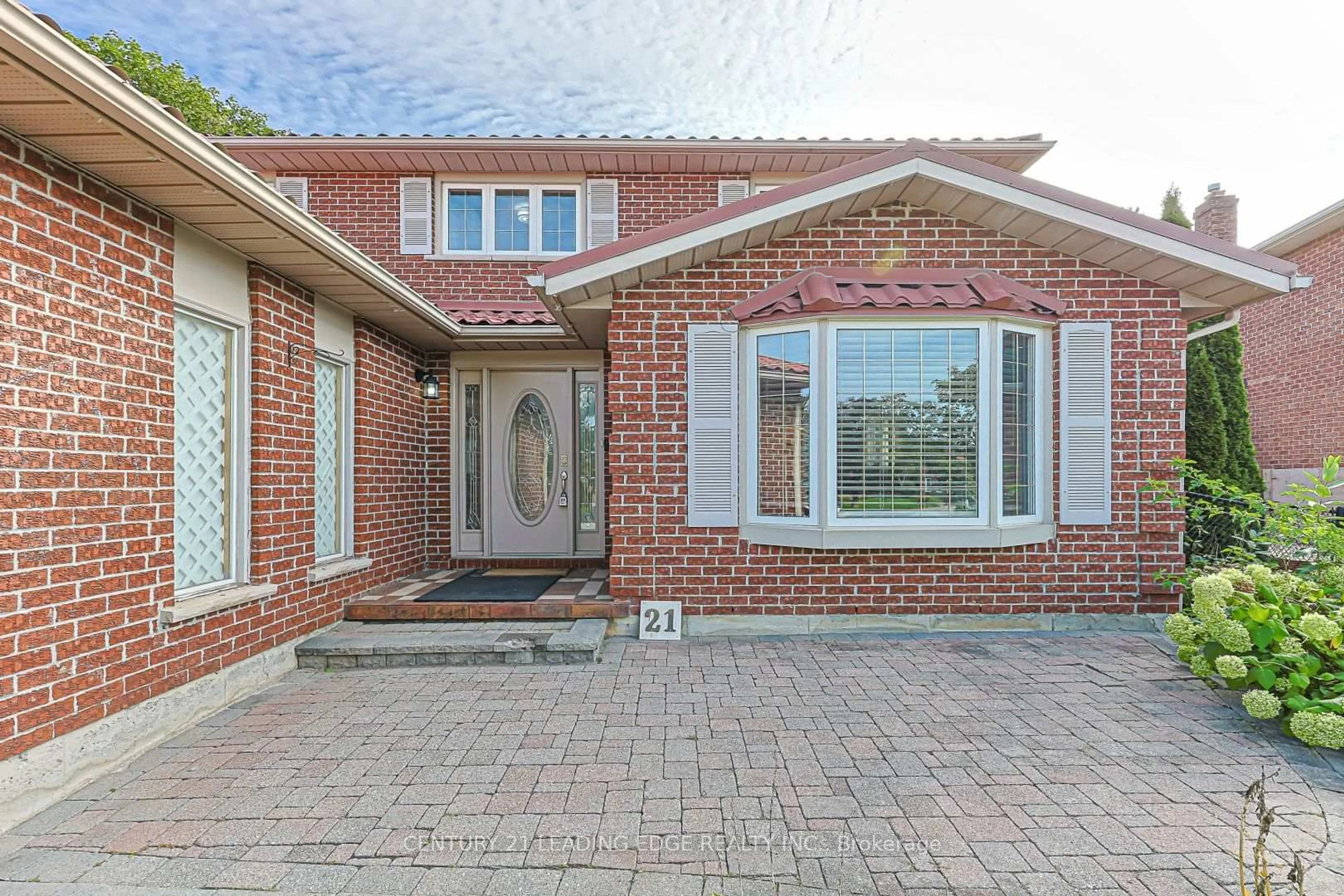 Home with brick exterior material, street for 21 McQuaid Crt, East Gwillimbury Ontario L9N 1E8