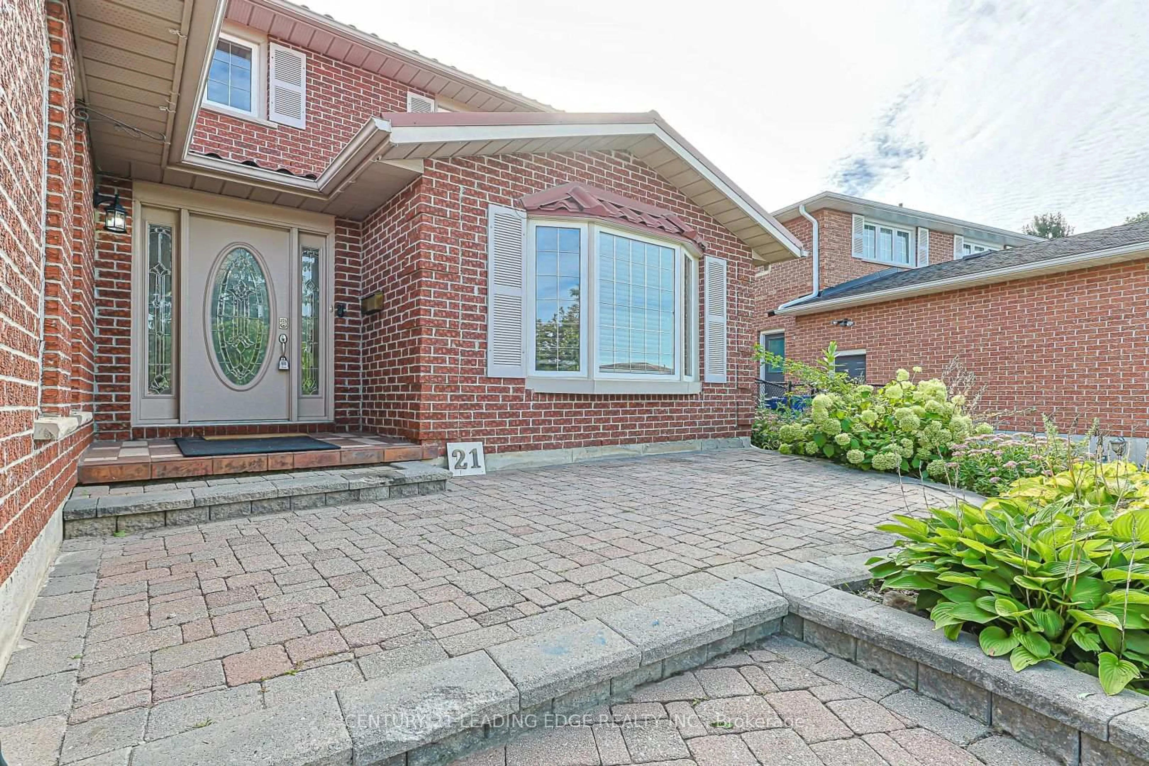 Home with brick exterior material, street for 21 McQuaid Crt, East Gwillimbury Ontario L9N 1E8