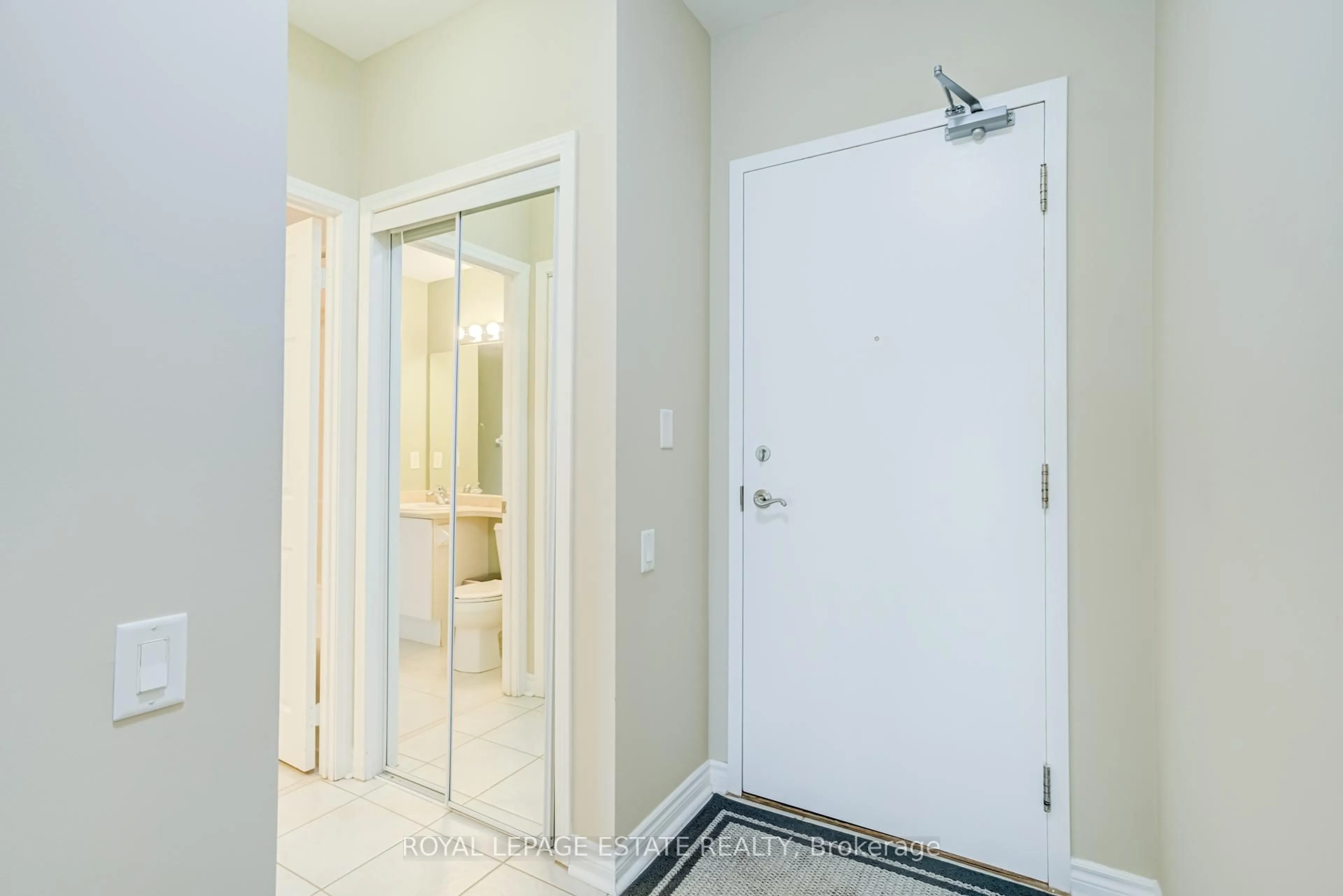 Indoor entryway for 11121 Yonge St #110, Richmond Hill Ontario L4C 0S7