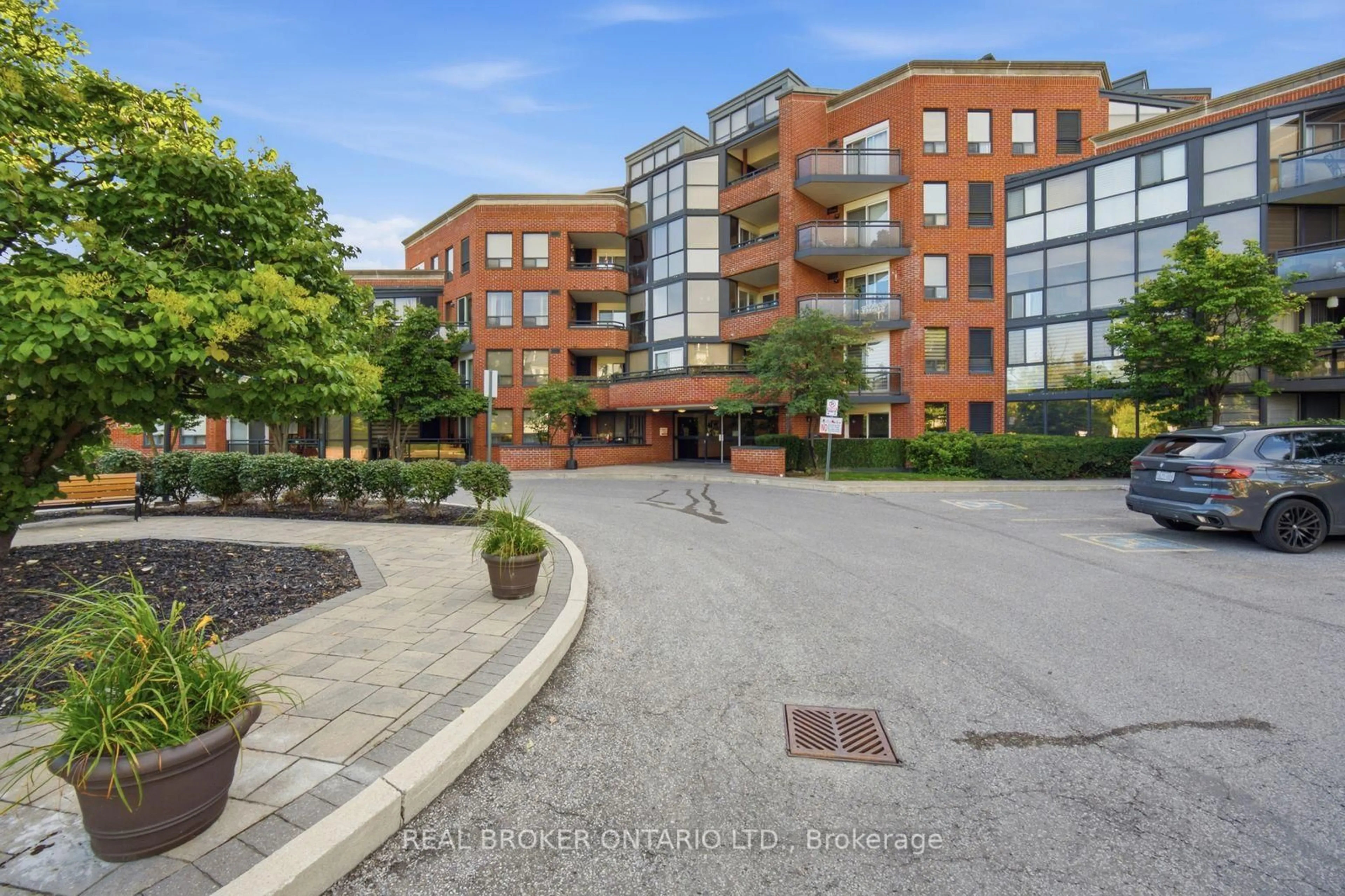 A pic from outside/outdoor area/front of a property/back of a property/a pic from drone, unknown for 100 Arbors Lane #220, Vaughan Ontario L4L 7G4
