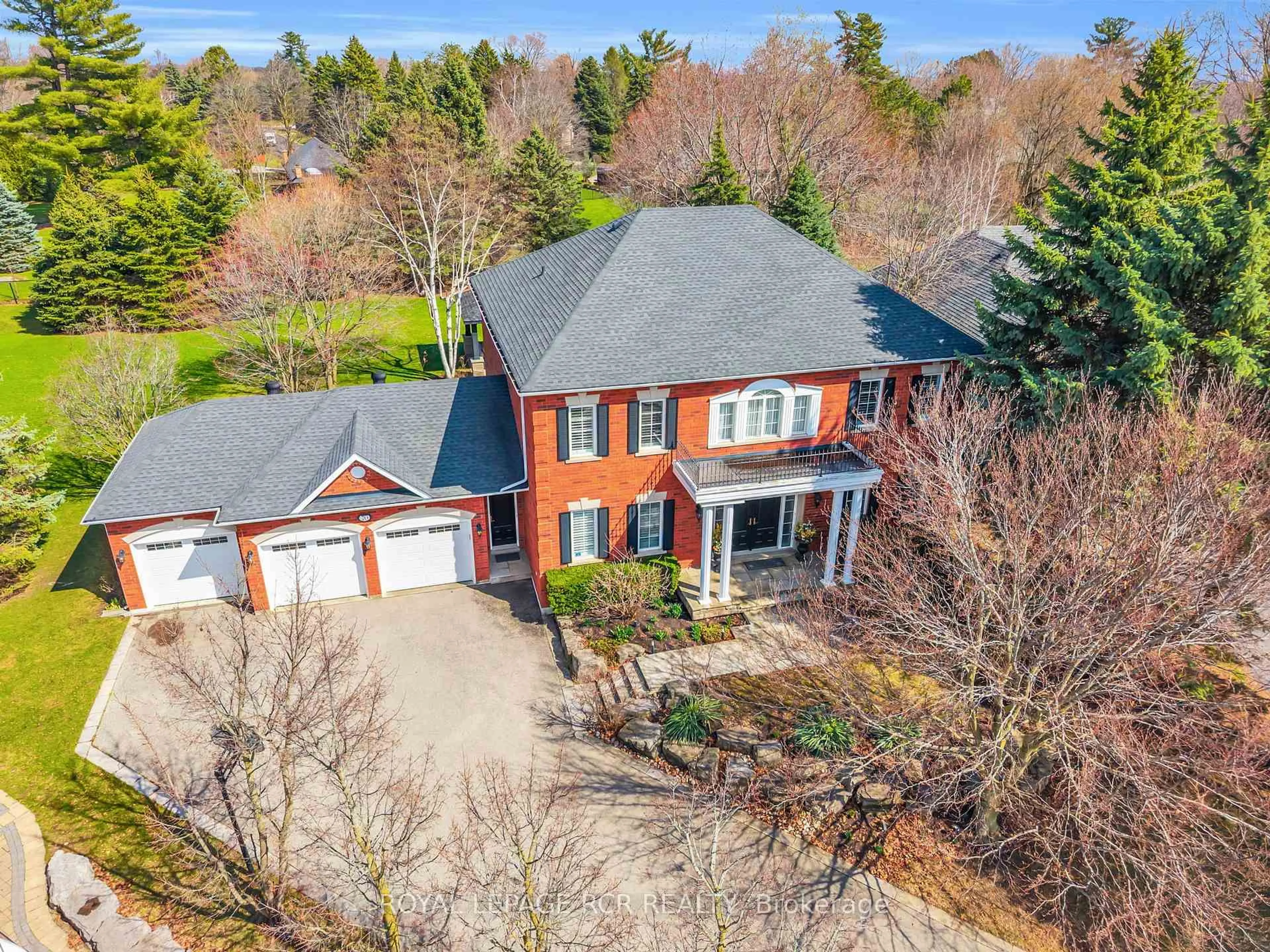 A pic from outside/outdoor area/front of a property/back of a property/a pic from drone, street for 70 English Daisy Crt, Vaughan Ontario L0J 1C0
