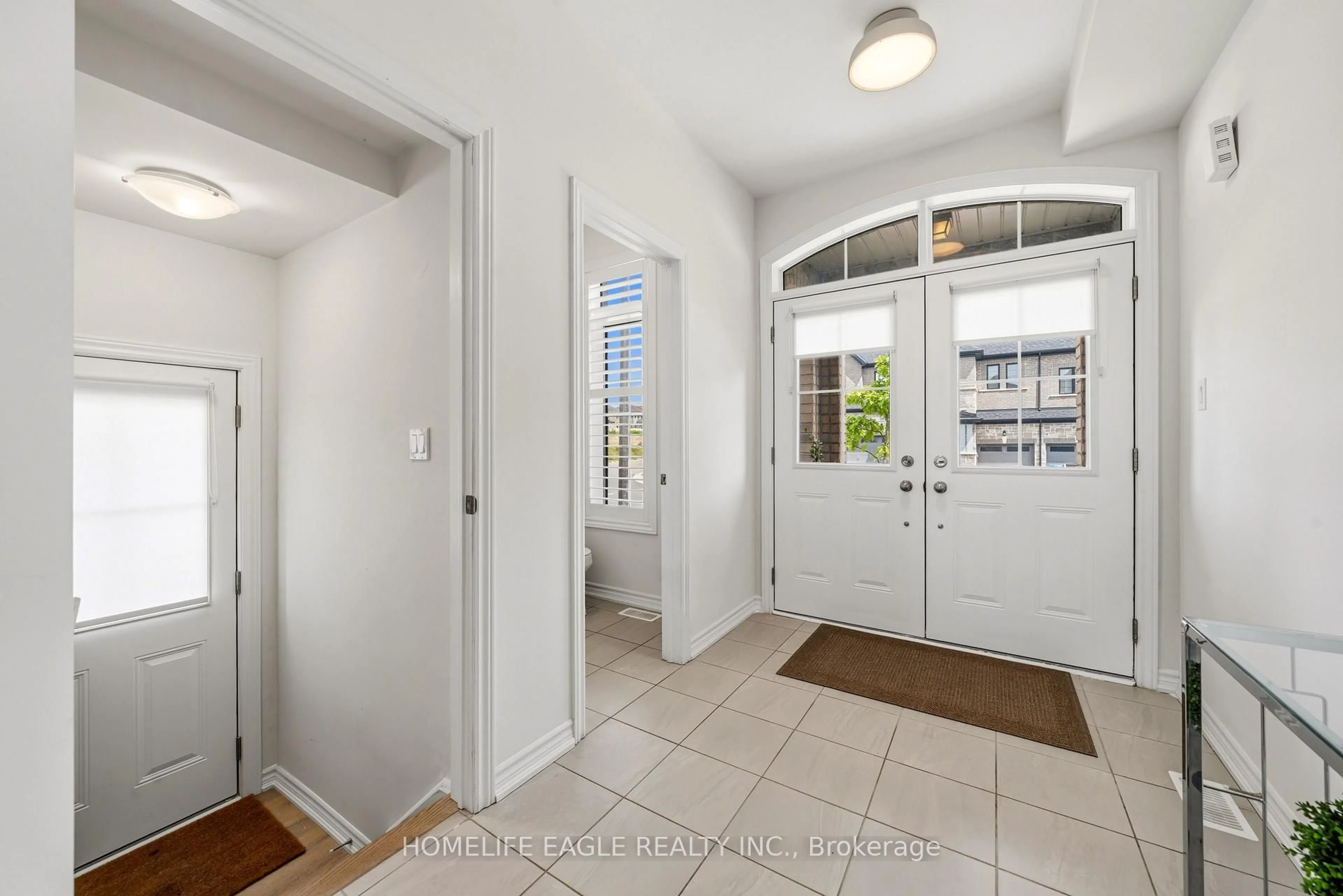 Indoor entryway for 20 Viola St, East Gwillimbury Ontario L9N 0T6