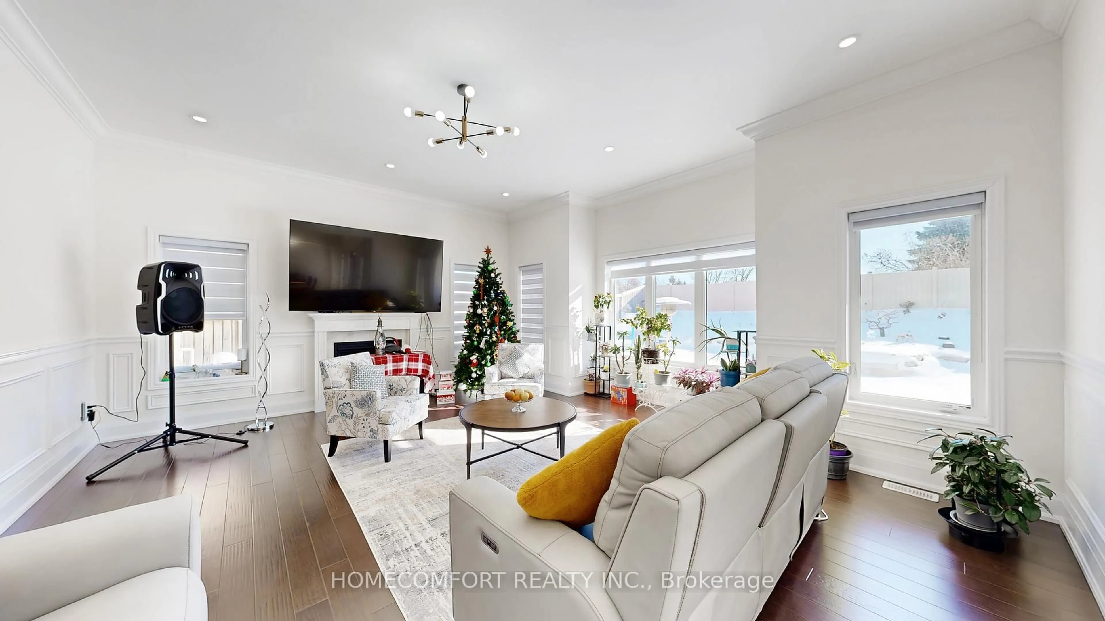 Living room with furniture, unknown for 3 Mary Willson Crt, East Gwillimbury Ontario L9N 0P5