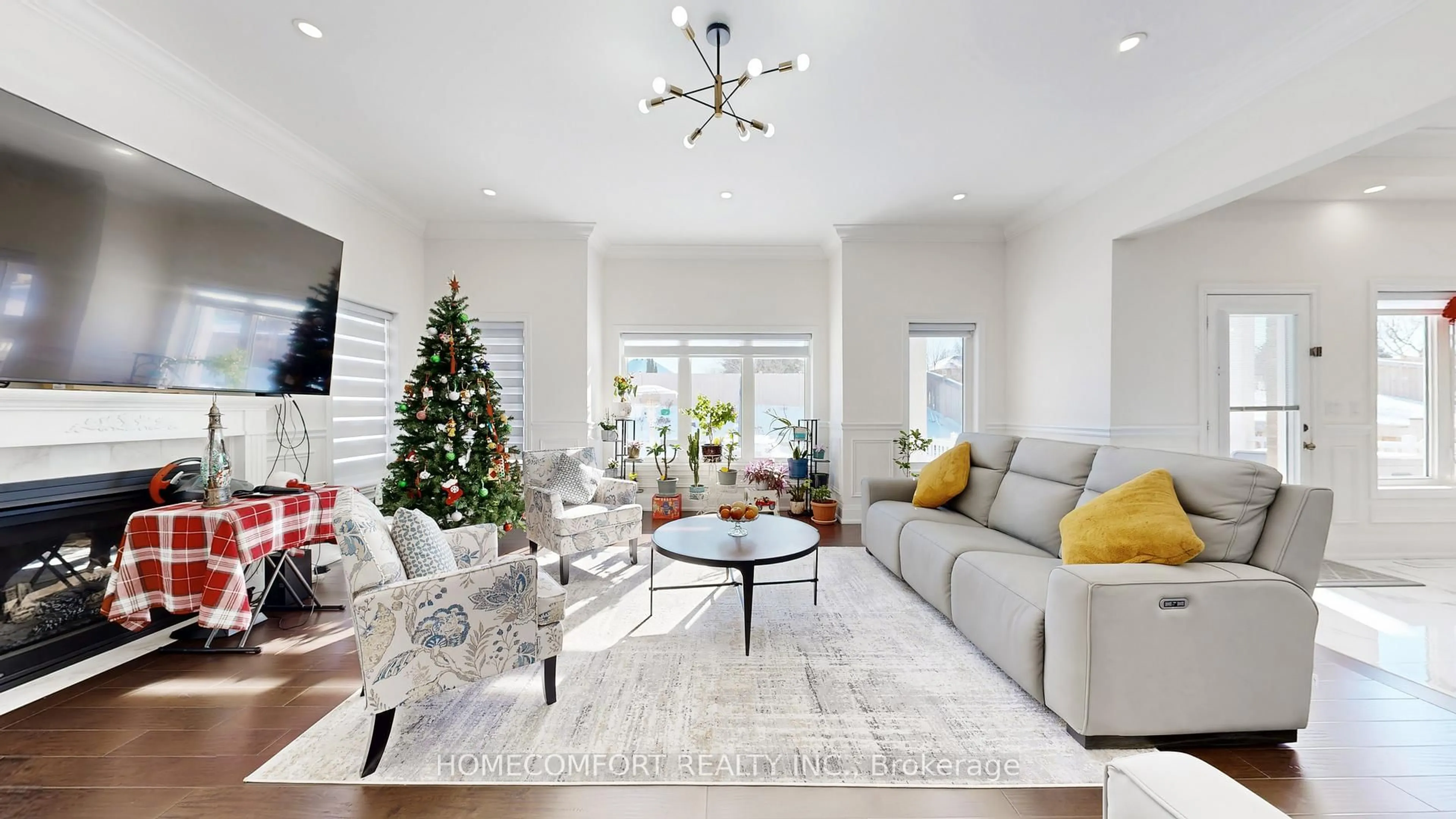 Living room with furniture, unknown for 3 Mary Willson Crt, East Gwillimbury Ontario L9N 0P5