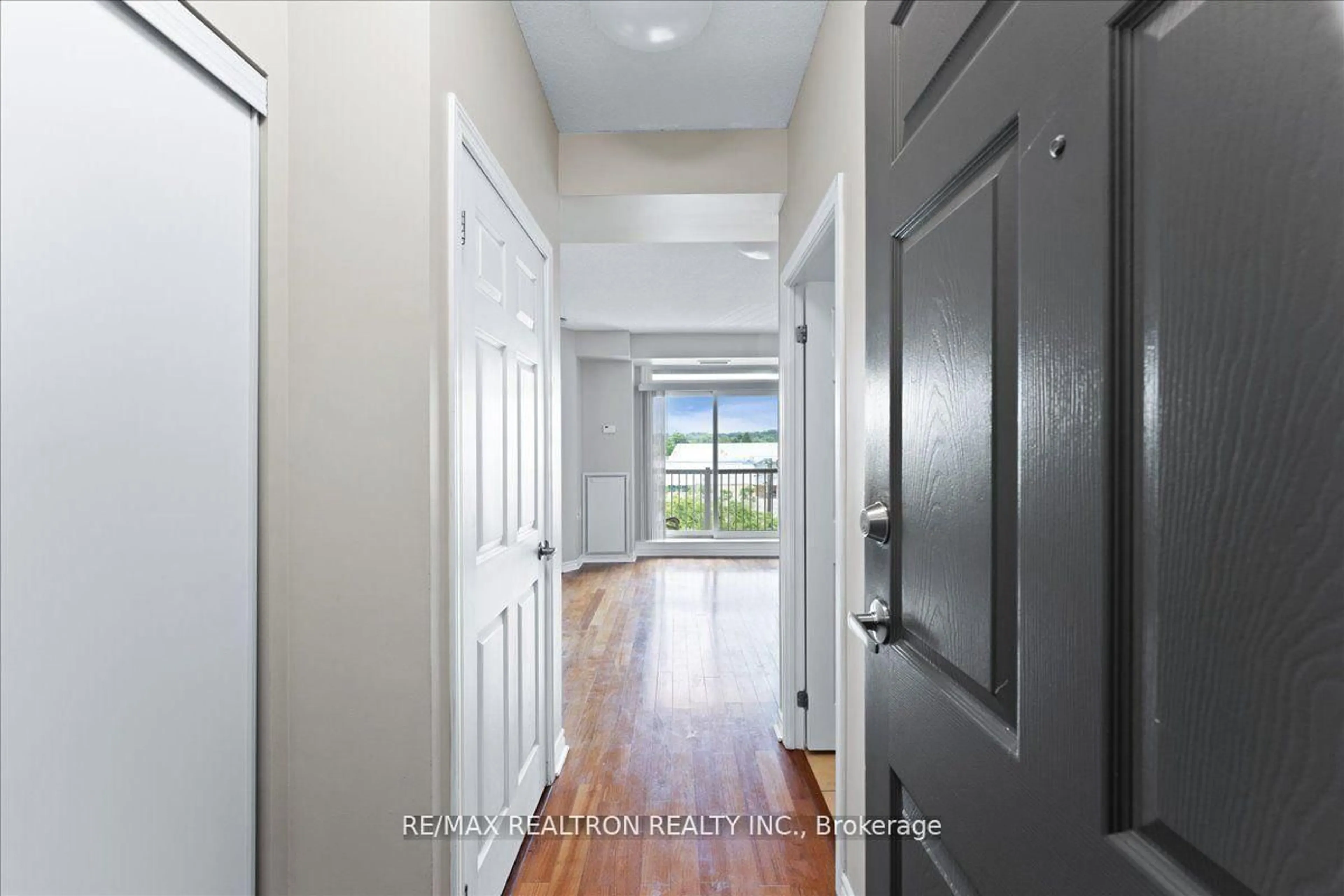 Indoor entryway for 15450 Yonge St #304, Aurora Ontario L4G 0K1
