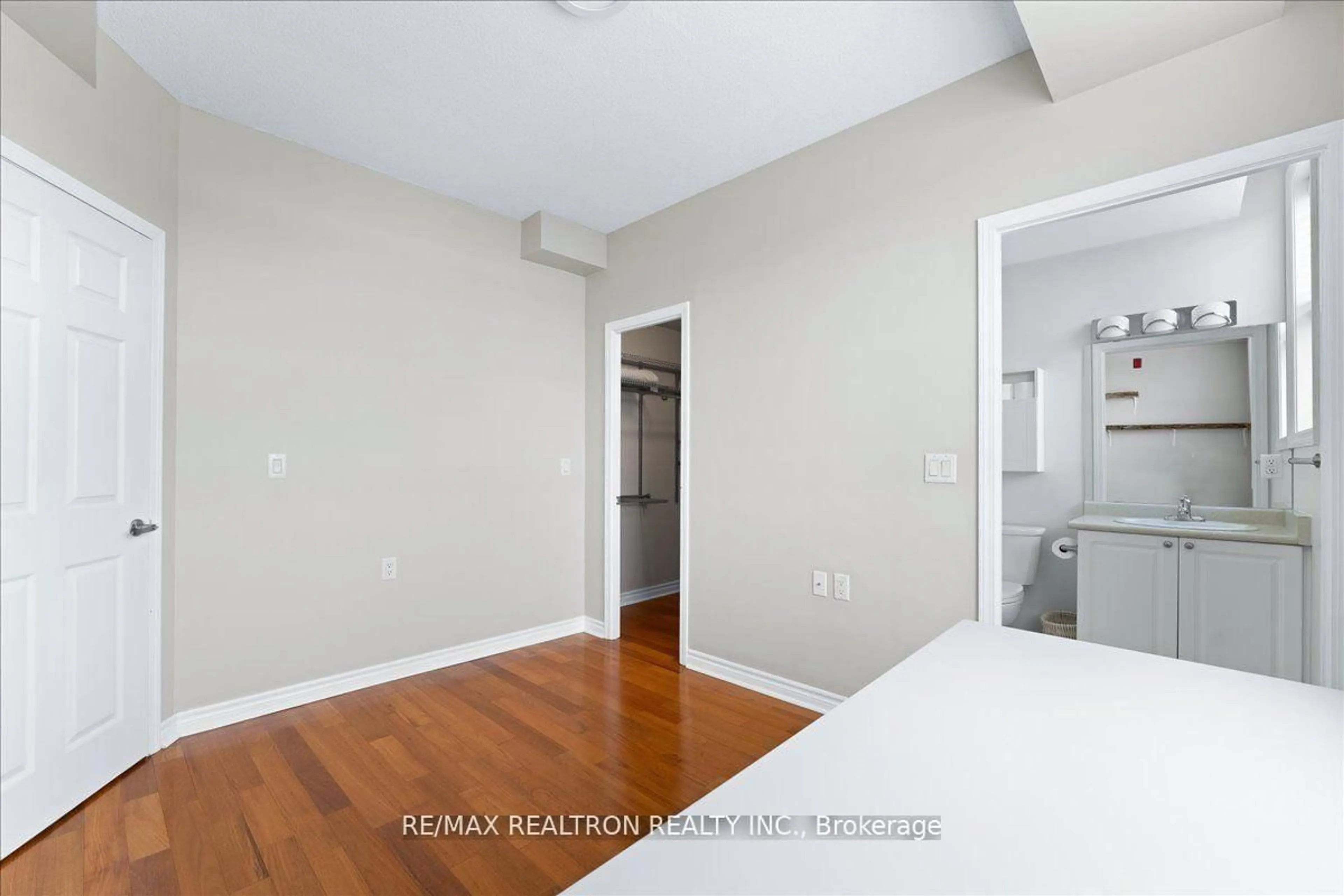 A pic of a room for 15450 Yonge St #304, Aurora Ontario L4G 0K1