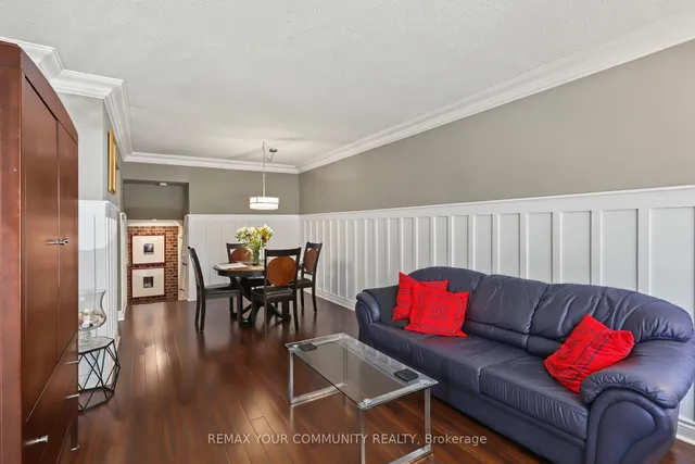 33 McDonald Dr, Aurora 4