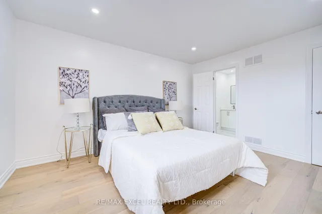 8 Simsbury Crt, Markham 2