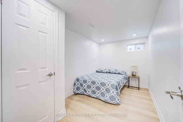 8 Simsbury Crt, Markham 4