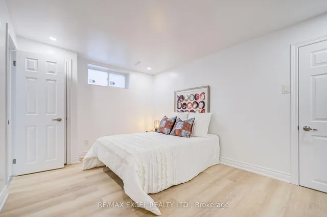 8 Simsbury Crt, Markham 3
