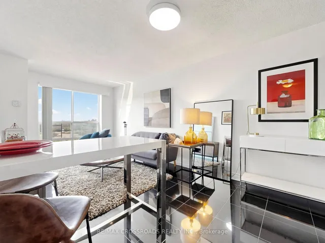 3 Ellesmere St #713, Richmond Hill 3