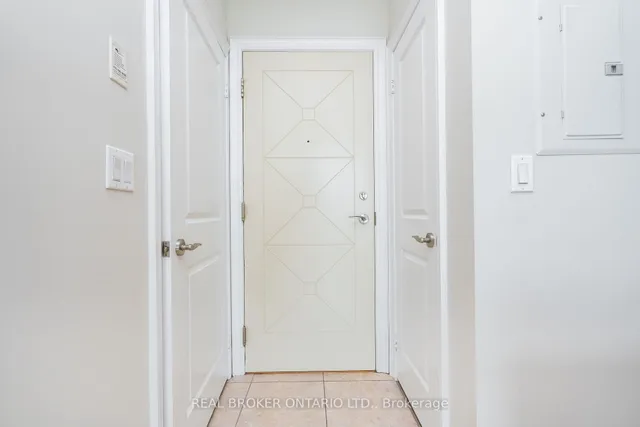 18 Harding Blvd #PH208, Richmond Hill 2