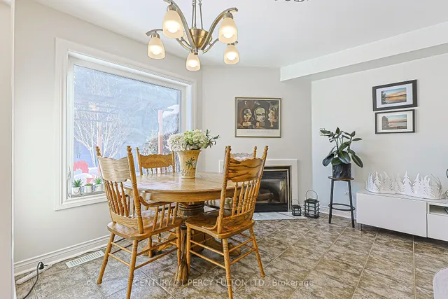 84 Loraview Lane, Aurora 5