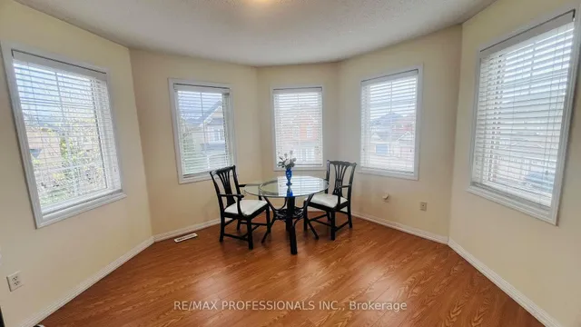 49 Colchester St, Markham 5