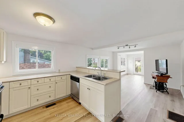 9 Maple Grove St, Whitchurch-Stouffville 3