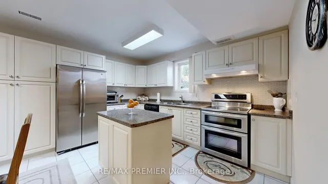 32 Veneto Dr, Vaughan 3