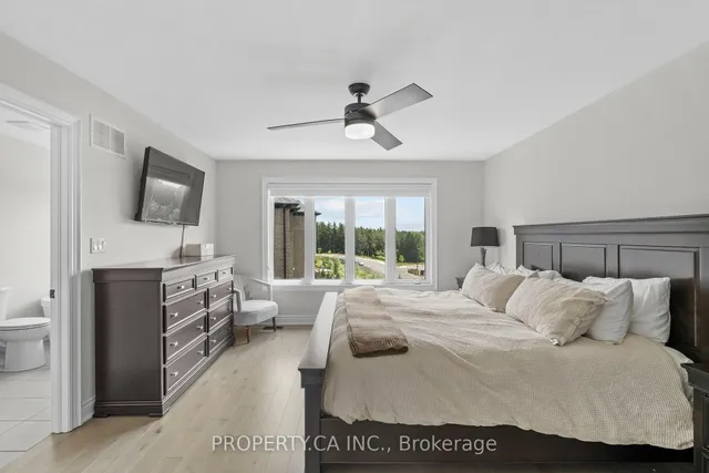 556 New England Crt, Newmarket 4