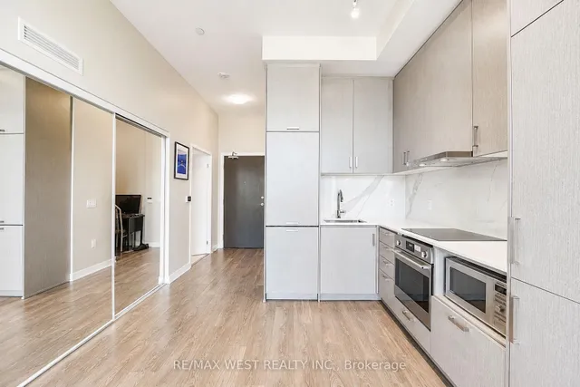 60 Honeycrisp Cres #311, Vaughan 2