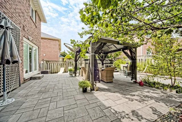 2 Kirkland Crt, Richmond Hill 4